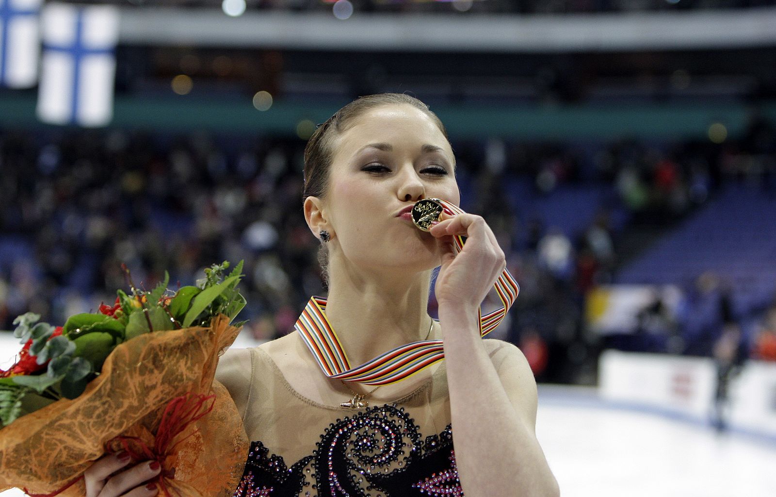 La patinadora Laura Lepisto besa la medalla de oro conseguida en los Europeos de Helsinki.