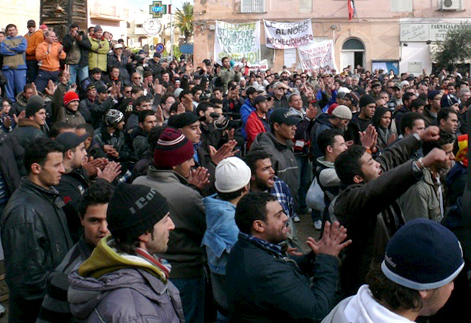 INMIGRANTES PROTESTAN EN LAMPEDUSA