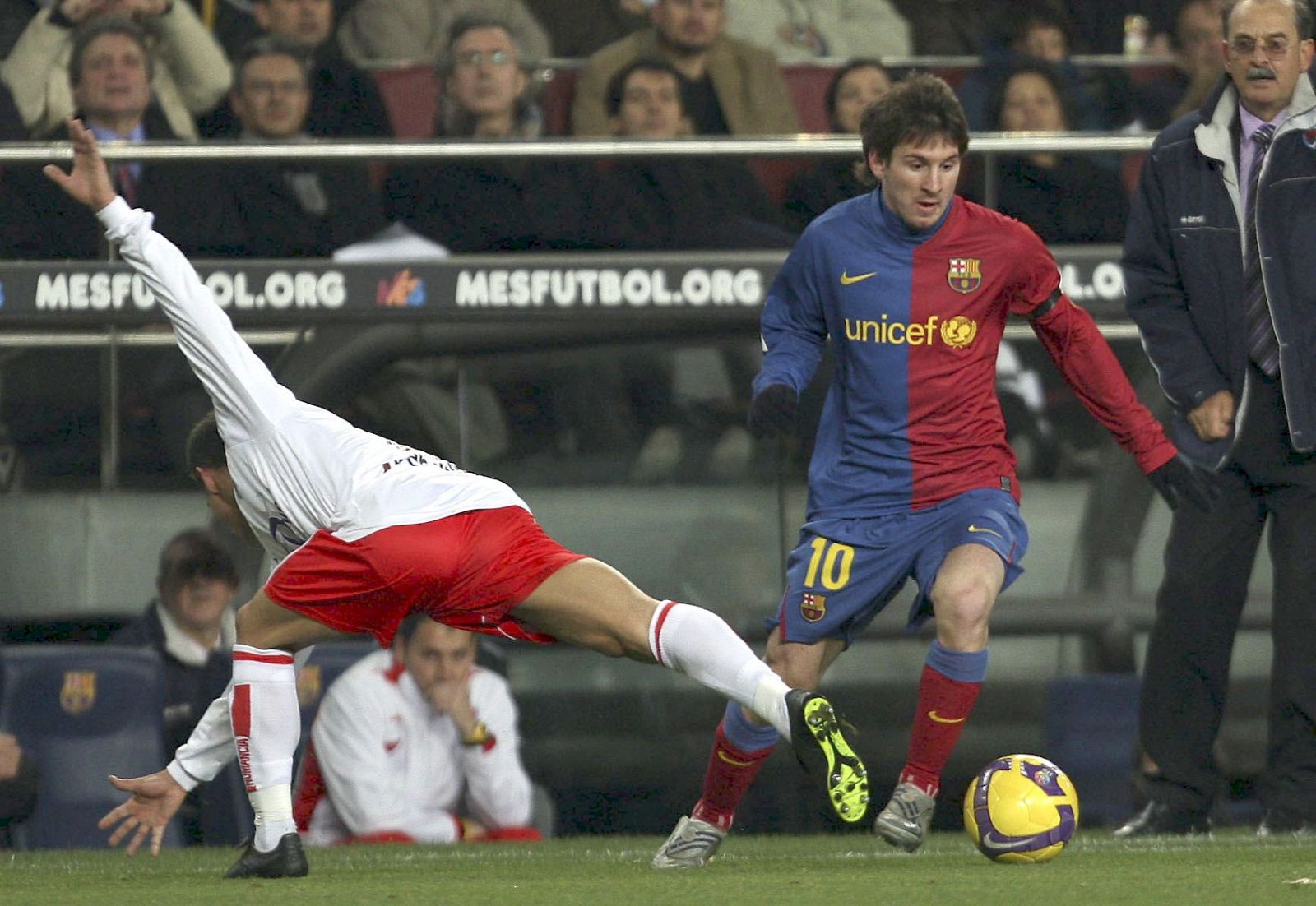 Lionel Messi, autor de dos tantos, ante la mirada del entrenador del Numancia, Sergio Kresic.