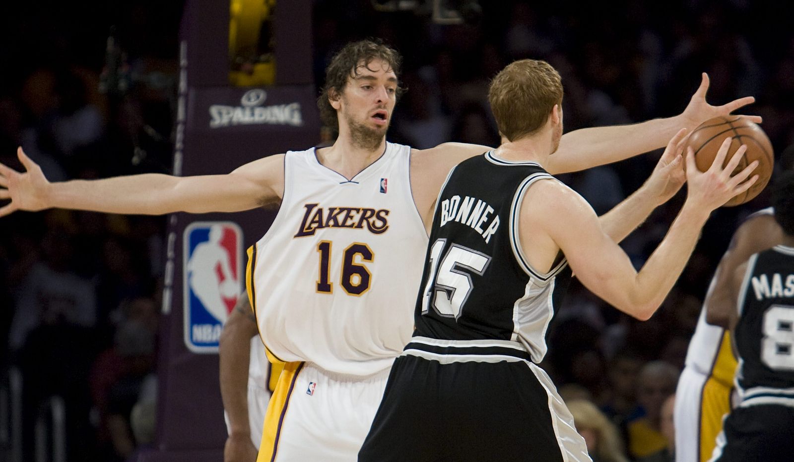 Pau Gasol bloquea a Matt Bonners de los Spurs.