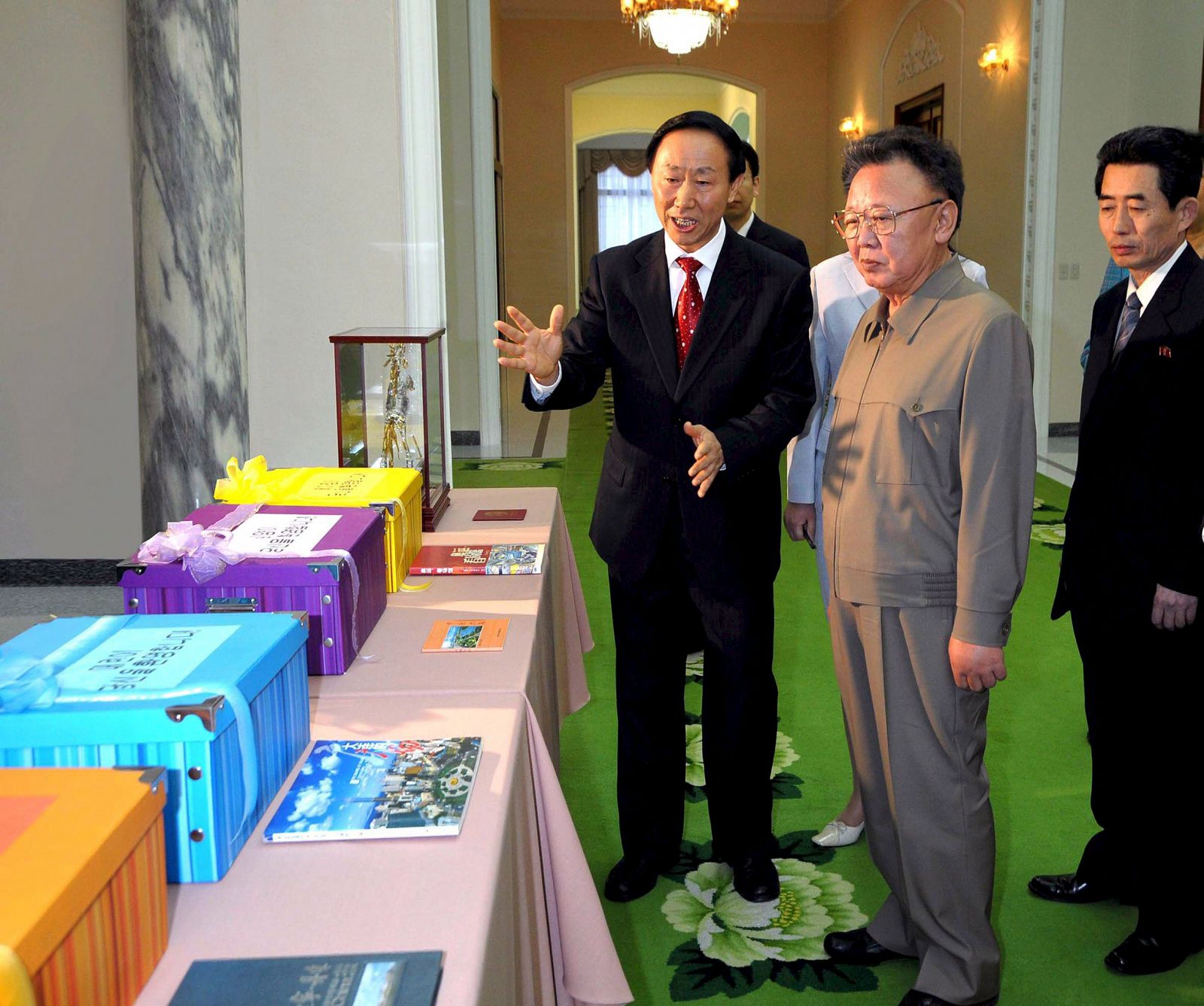 Kim Jong-il (centro) escucha al dirigente chino Wang Jiarui el pasado viernes en Pyongyang.