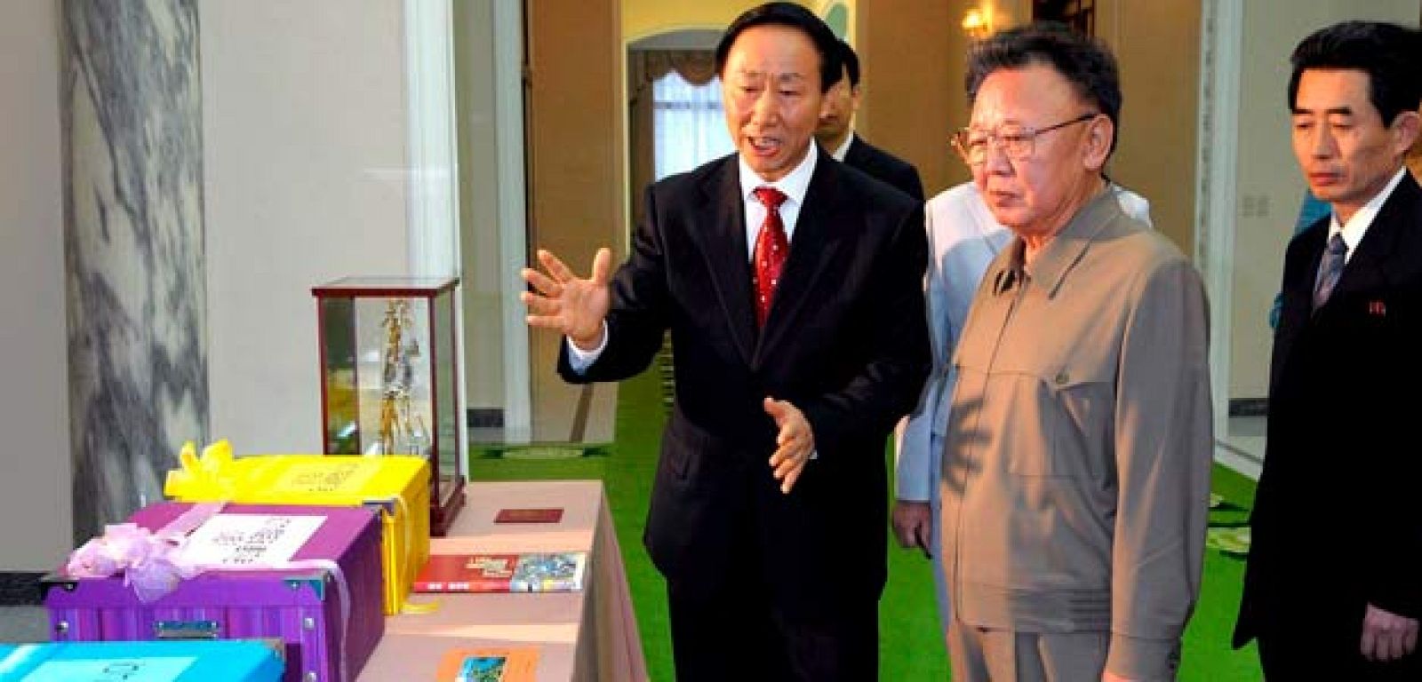 Kim Jong-il (centro) escucha al dirigente chino Wang Jiarui el pasado viernes en Pyongyang.
