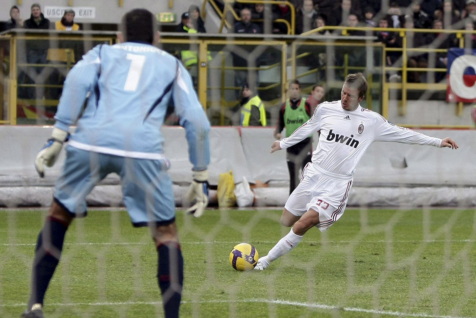 Beckham, que marcó un gol ante el Bolonia, ha causado gran impresión en San Siro.