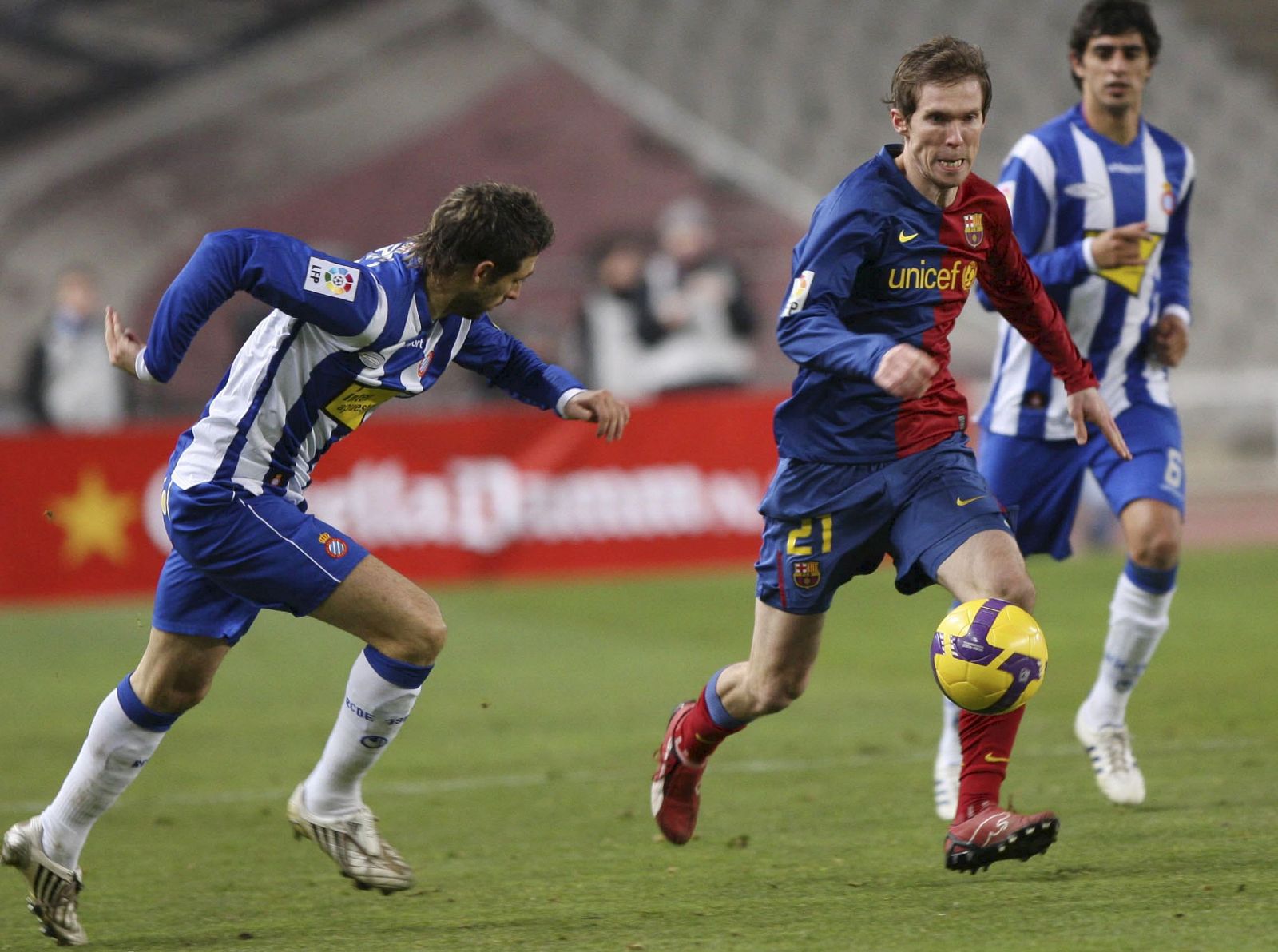 El centrocampista bielorruso del Barcelona Alexander Hleb conduce el balón ante el defensa argentino del RCD Espanyol Nicolás Pareja.