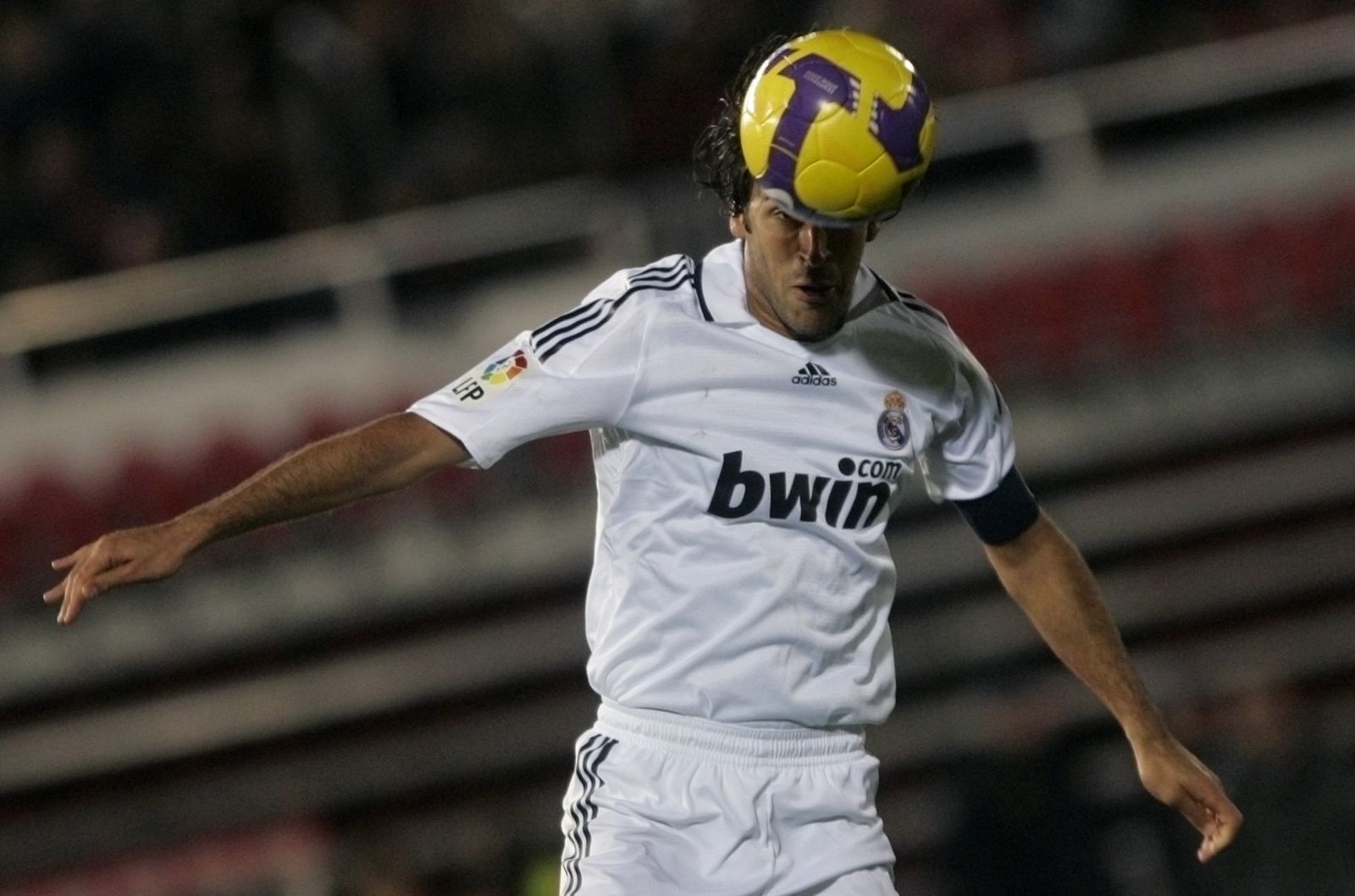 Raúl remata de cabeza un balón durante un partido de Liga.