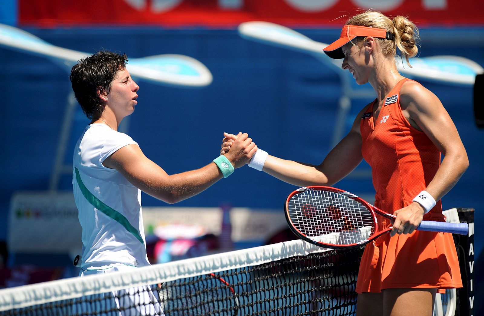 Carla Suarez Navarro y Elena Dementieva se saludan tras el partido de cuartos de final del Abierto de Australia.