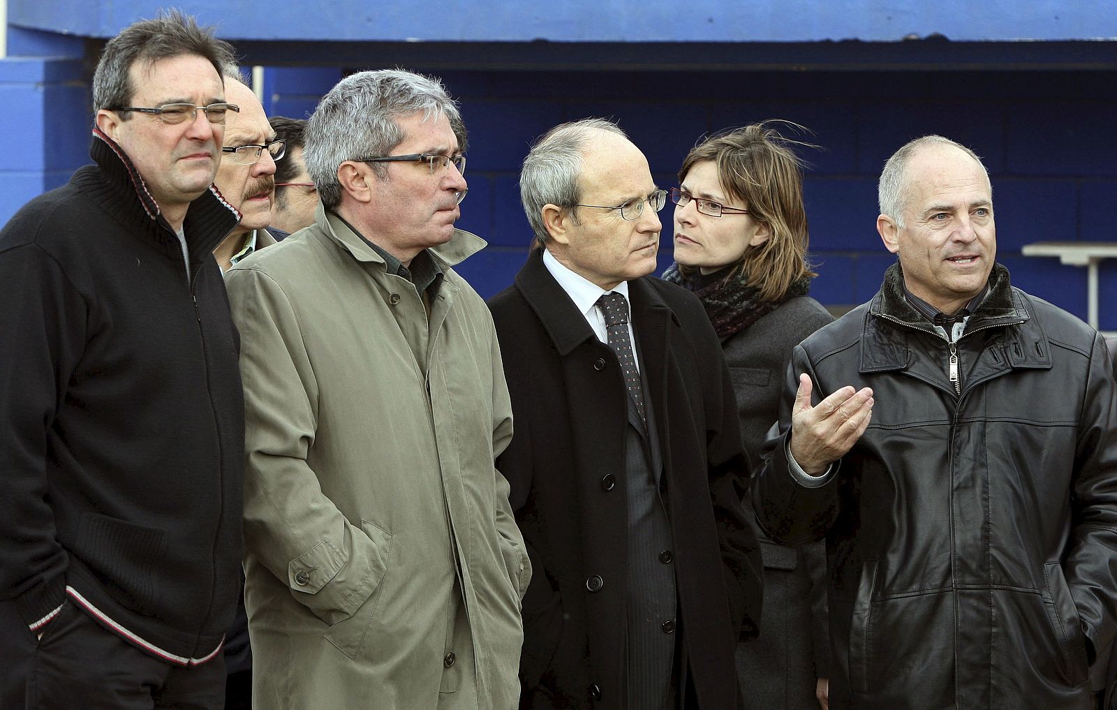 El presidente de la Generalitat, José Montilla , acompañado por el conseller de Interior, Joan Saura ; junto a otras autoridades; en el pabellón polideportivo de Sant Boi de Llobregat (Barcelona).