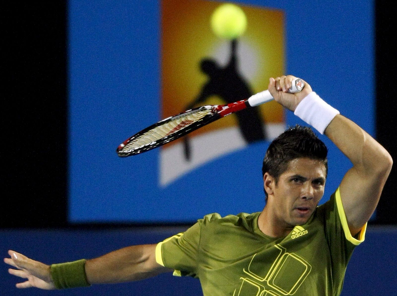 El español Fernando Verdasco devuelve la bola al francés Jo Wilfried Tsonga durante el partido de cuartos de final del Abierto de Australia.