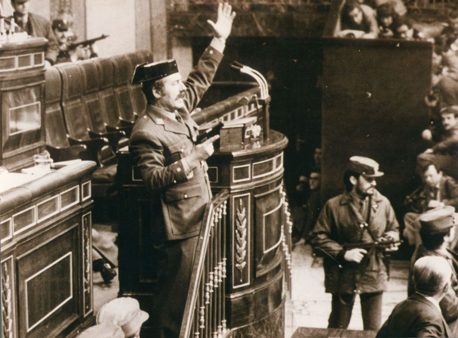 El teniente coronel Antonio Tejero, pistola en mano, durante el asalto al Congreso el 23-F de 1981.