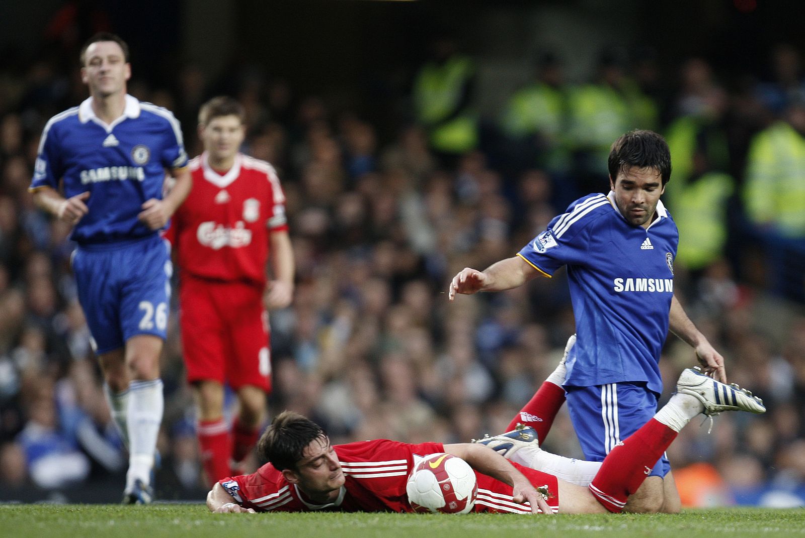 El jugador del Chelsea Deco mira a Riera del Liverpool, en el suelo, en el encuentro de ida de la Premier.