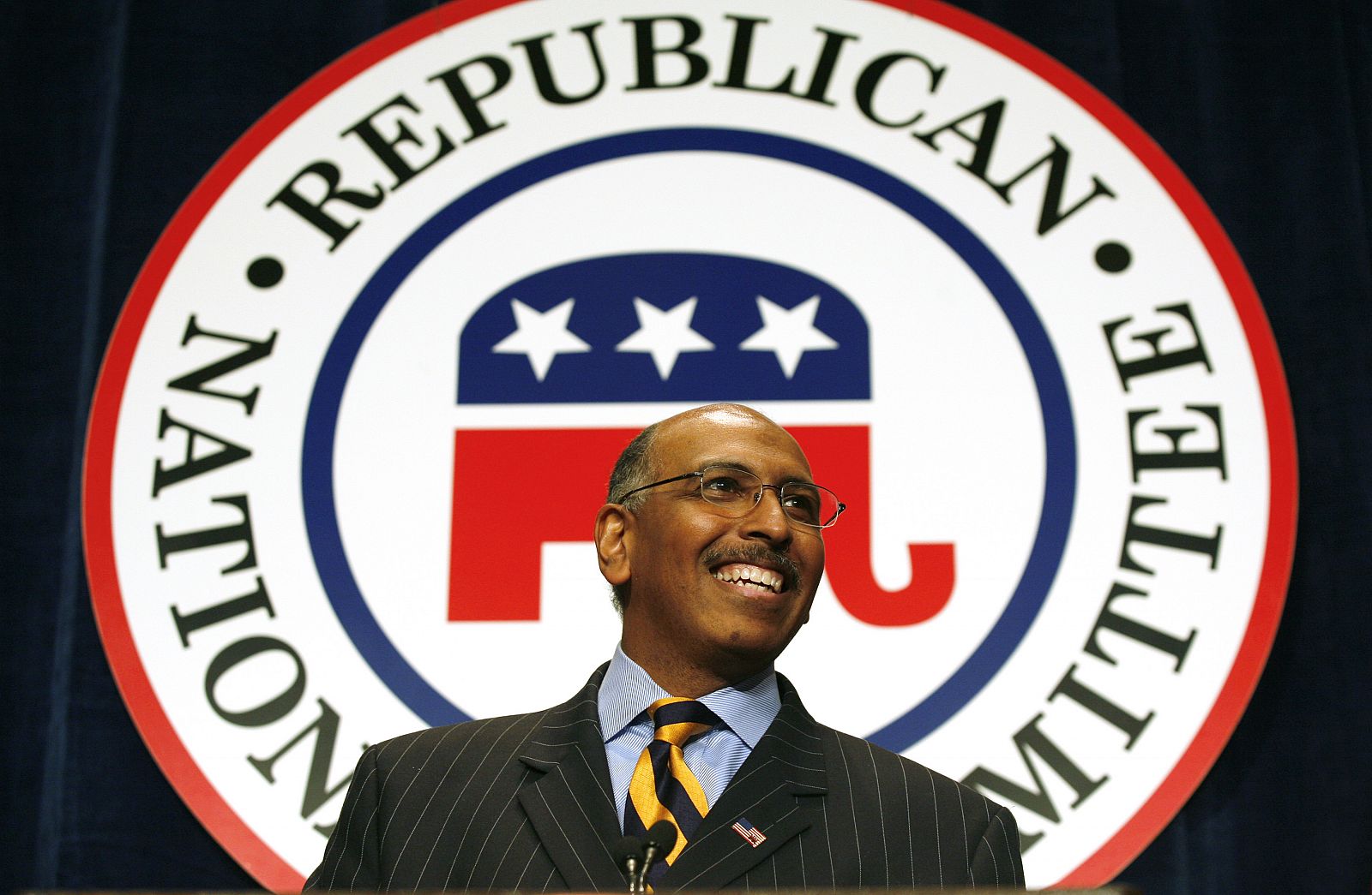 Michael Steele habla después de ser elegido presidente del Comité Republicano Nacional en Washington.