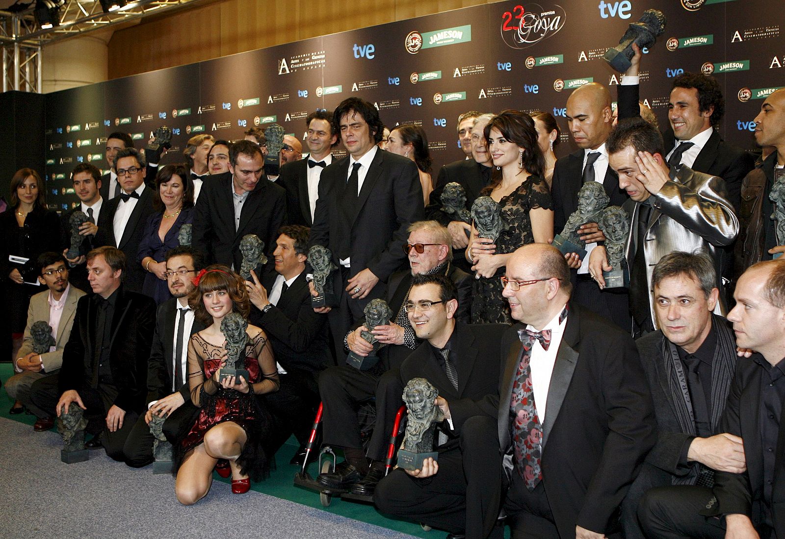 Foto de familia de los galardonados al término de la Gala de los Goya, en los que han sido premiadas seis películas en las que ha participado TVE