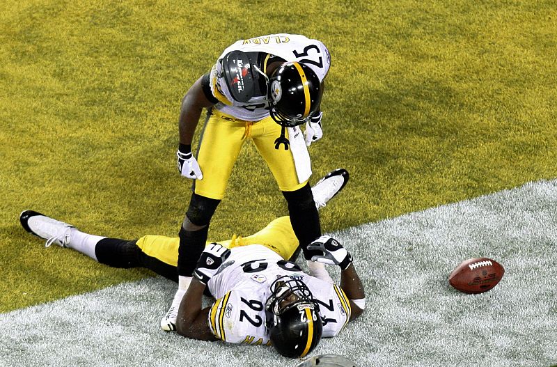 James Harrison celebra con su compañero Ryan Clark un touchdown