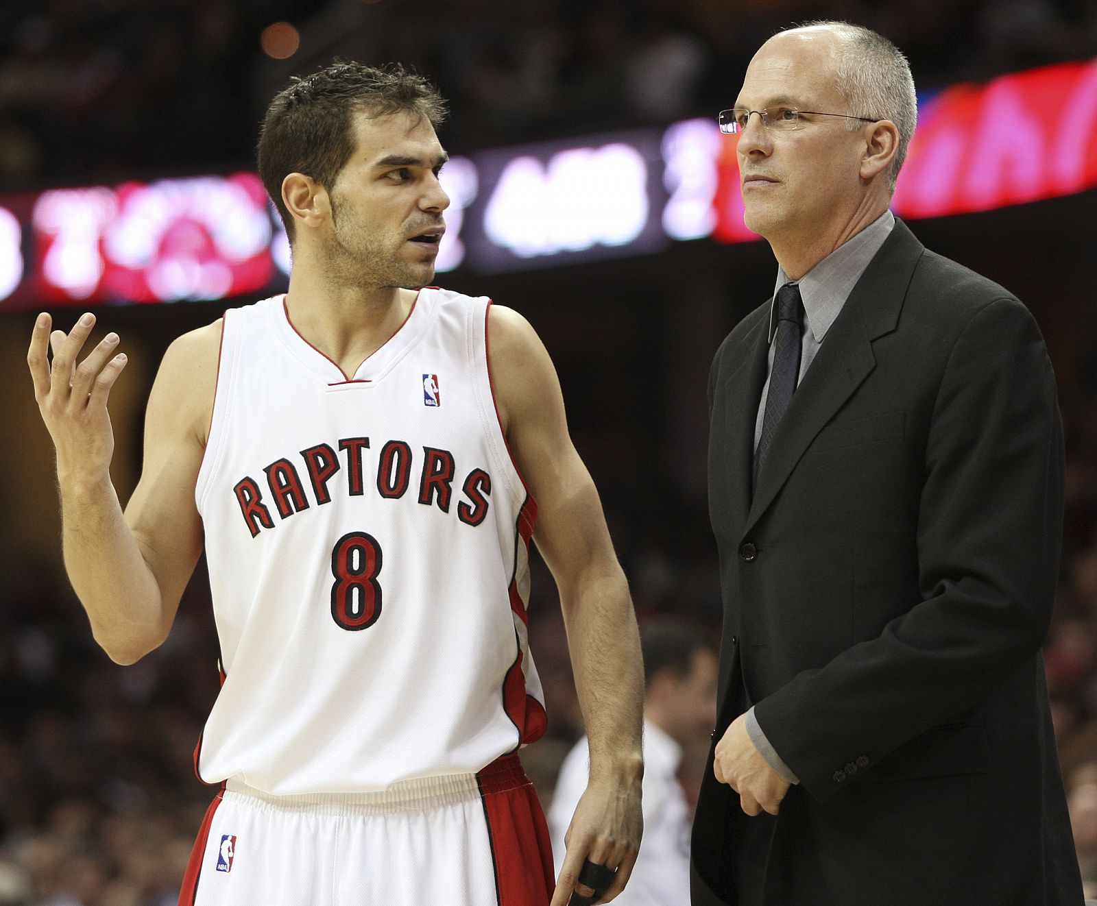 Jose Manuel Calderon habla con su entrenador Jay Triano.