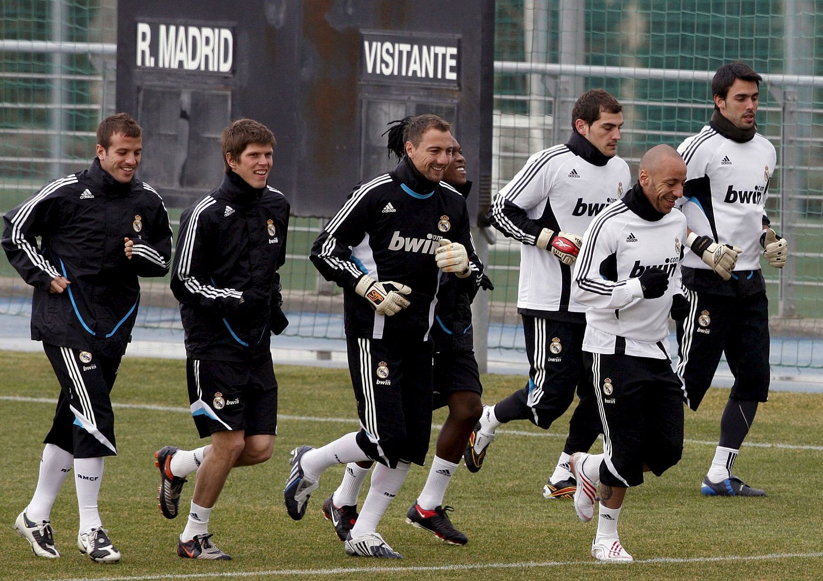 El nuevo delantero francés del Real Madrid, Julien Faubert, junto a sus compañeros, durante el entrenamiento de la plantilla.