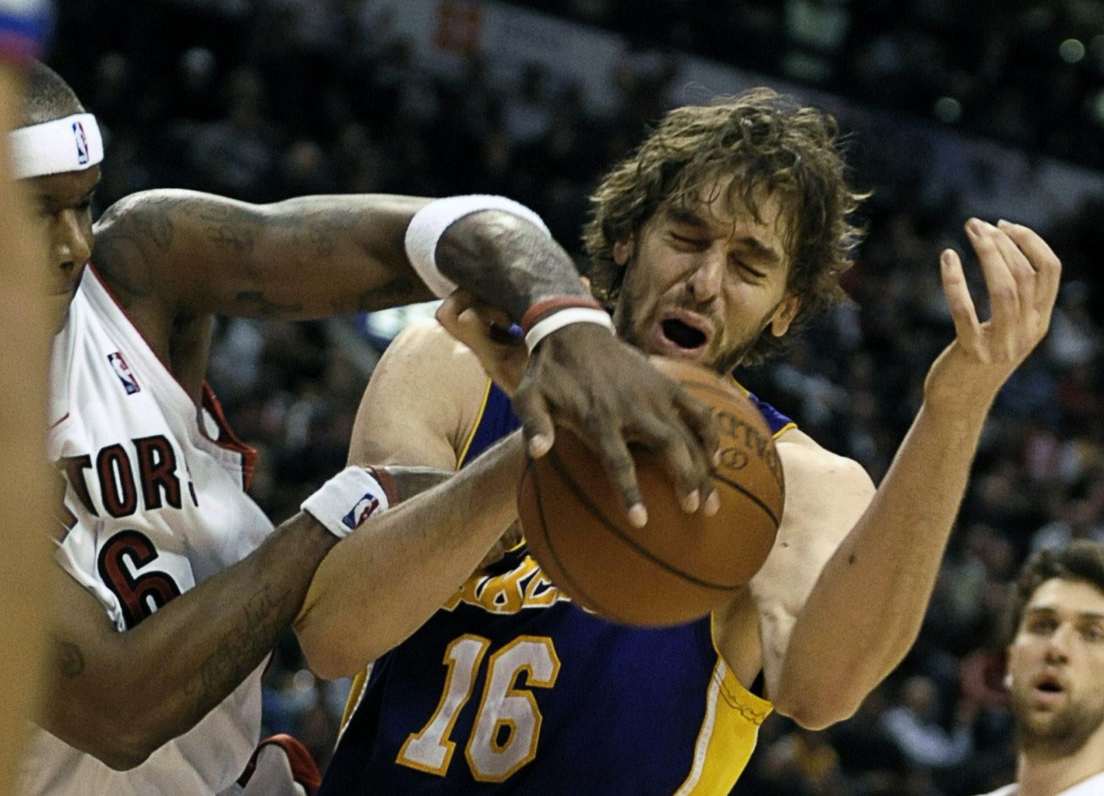 Pau Gasol lucha por la bola con Jermaine O'Neal de los Raptors de Toronto.