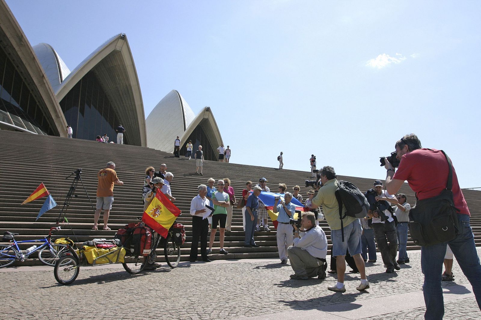 Menéndez fue recibido por un grupo de australianos de origen español junto a la Ópera de Sídney.