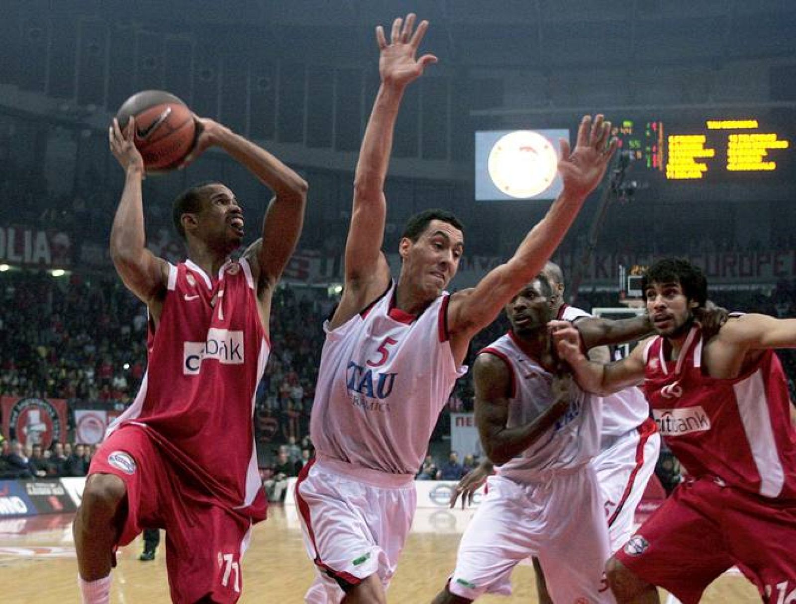 El Tau se atascó en el juego interior en el Pireo por la acumulación de faltas. 