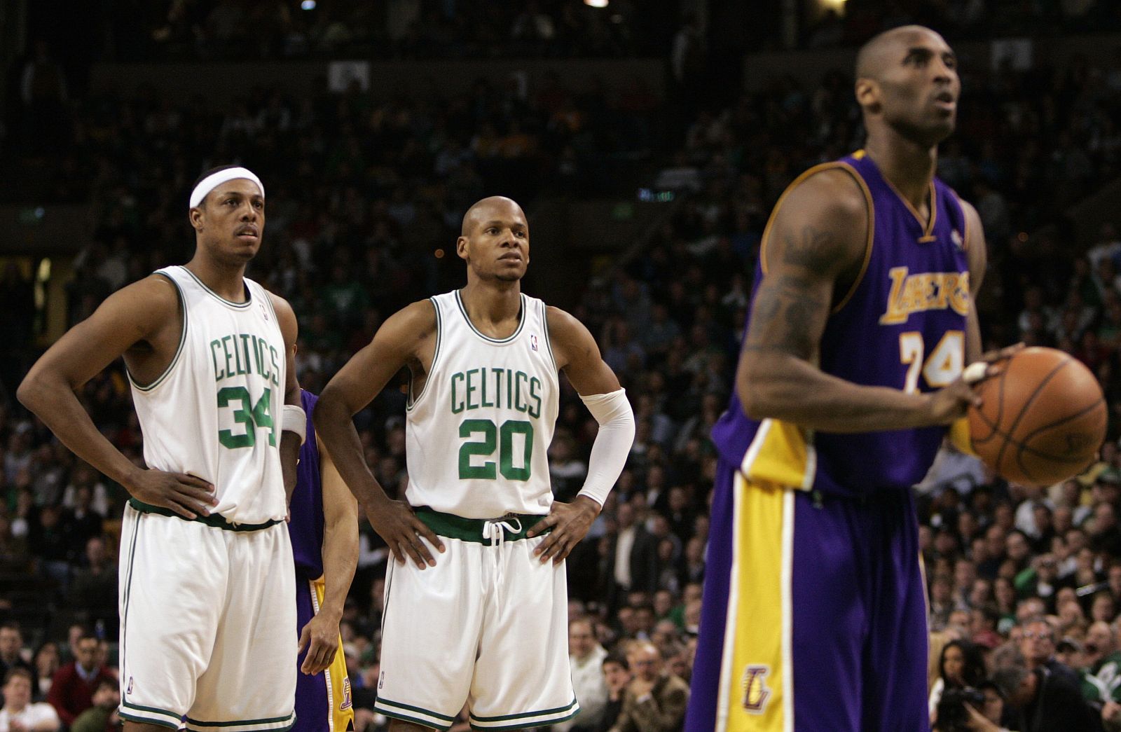 Pierce y Allen, de los Celtics de Boston, miran a Bryant mientras lanza un tiro libre.