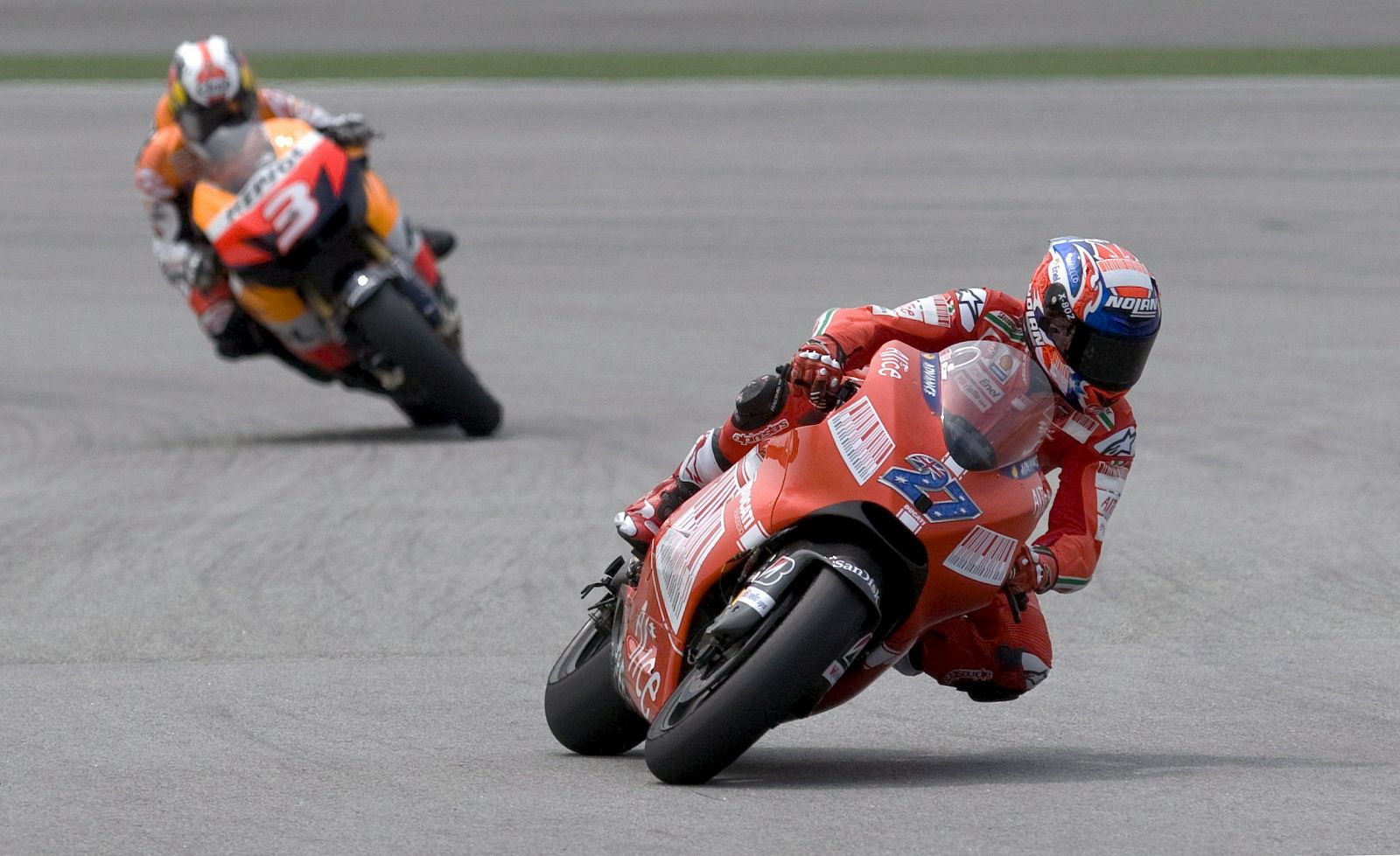 Casey Stoner, de Ducati Marlboro, por delante del español Dani Pedrosa, de Repsol Honda.