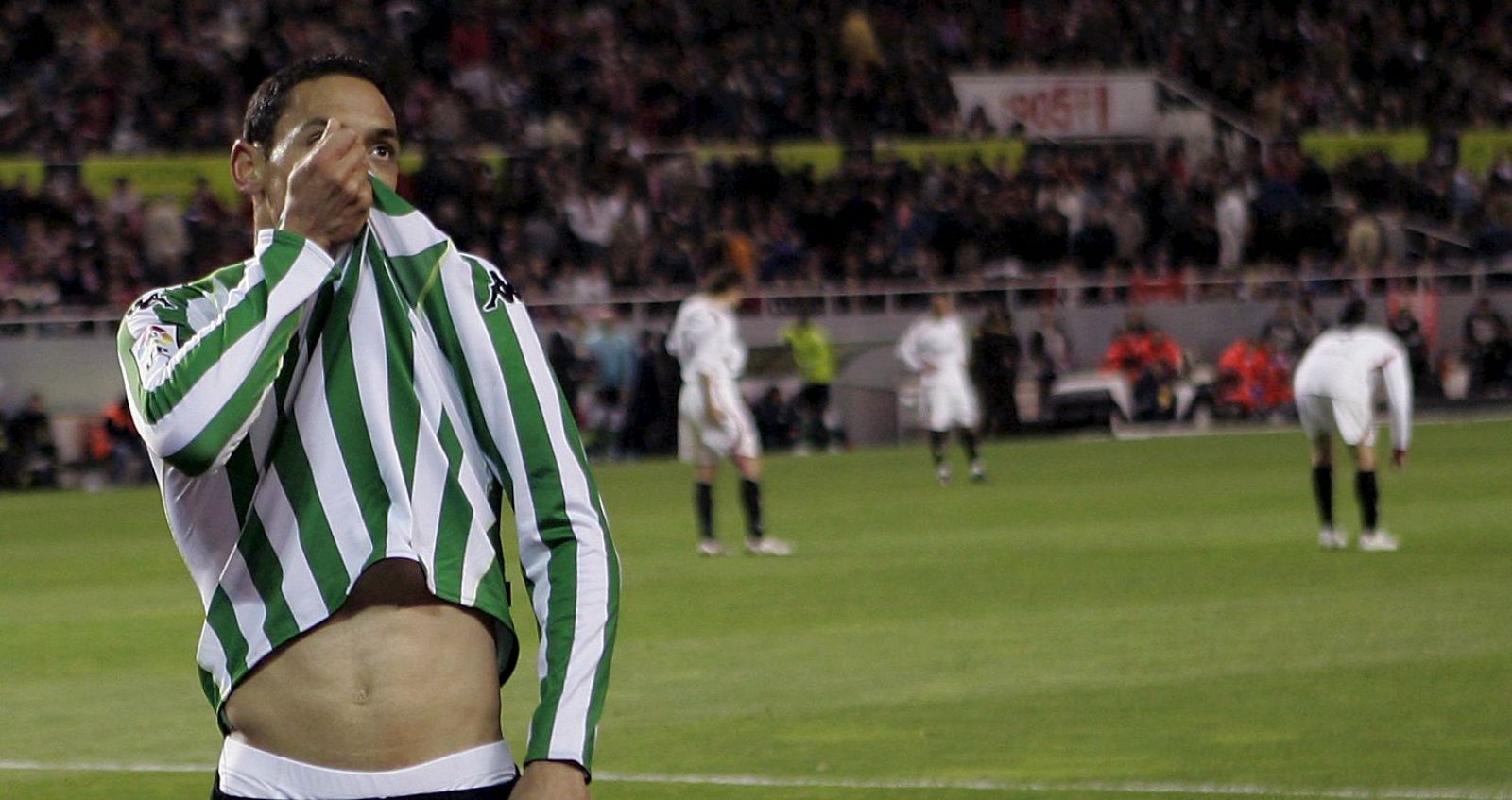 Oliveira besa el escudo del Betis tras marcar el 0-2.