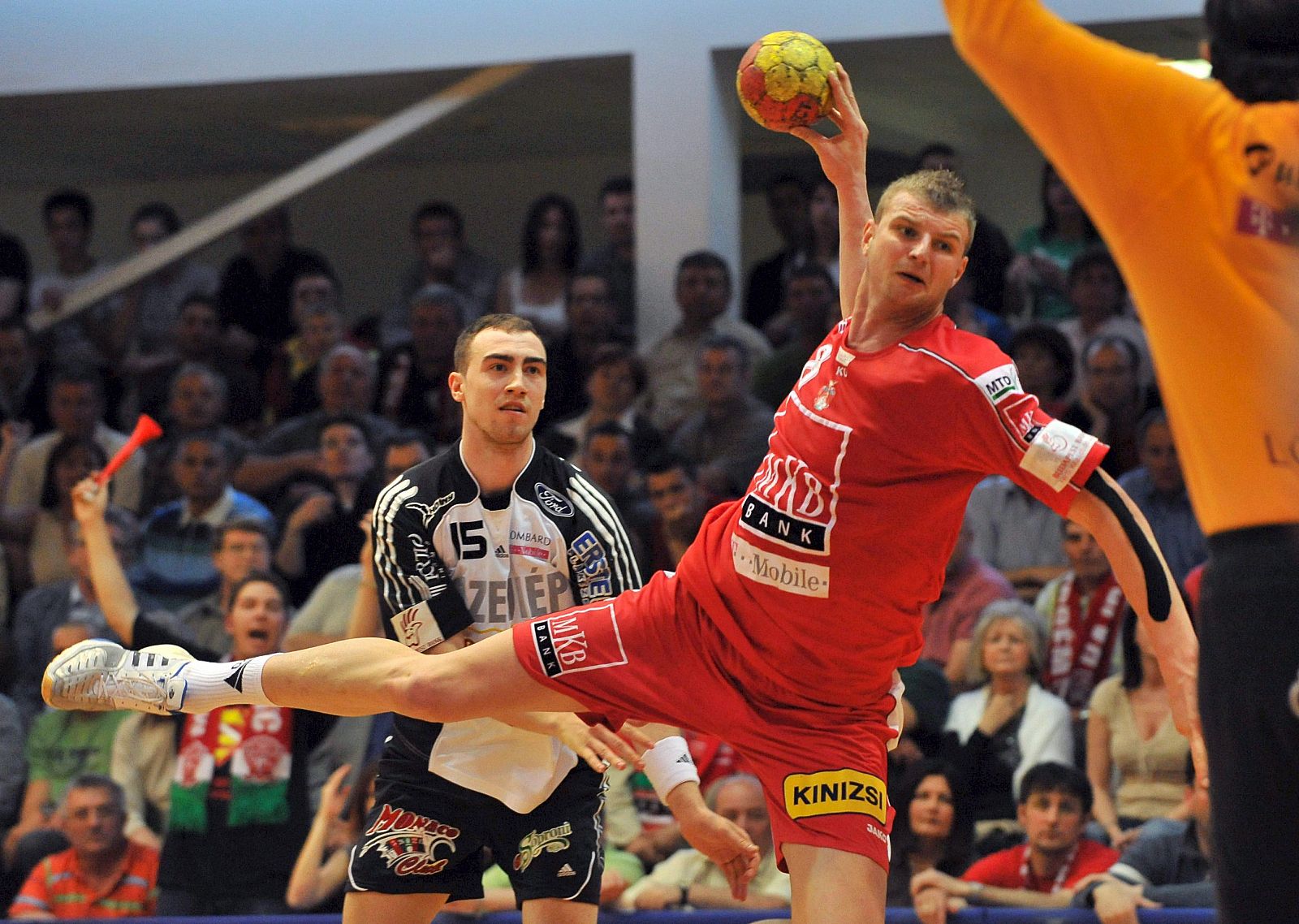 Cozma, pivote del Veszprém, en un partido del campeonato húngaro de balonmano.