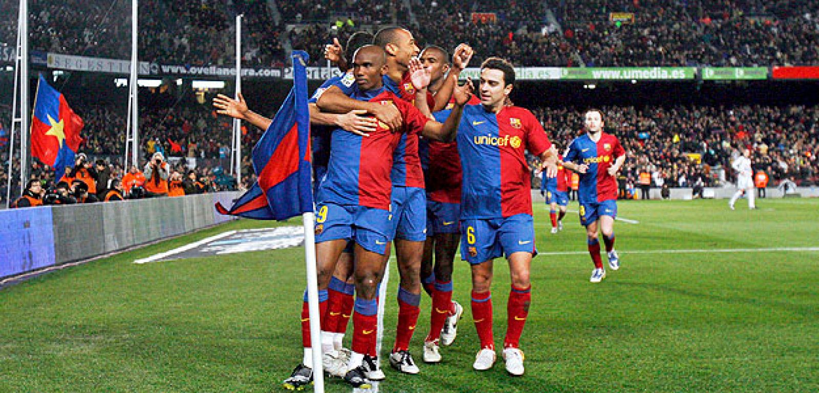 Samuel Eto'o celebra junto con su compañeros, la consecución del segundo gol de su equipo contra el Sporting de Gijón.