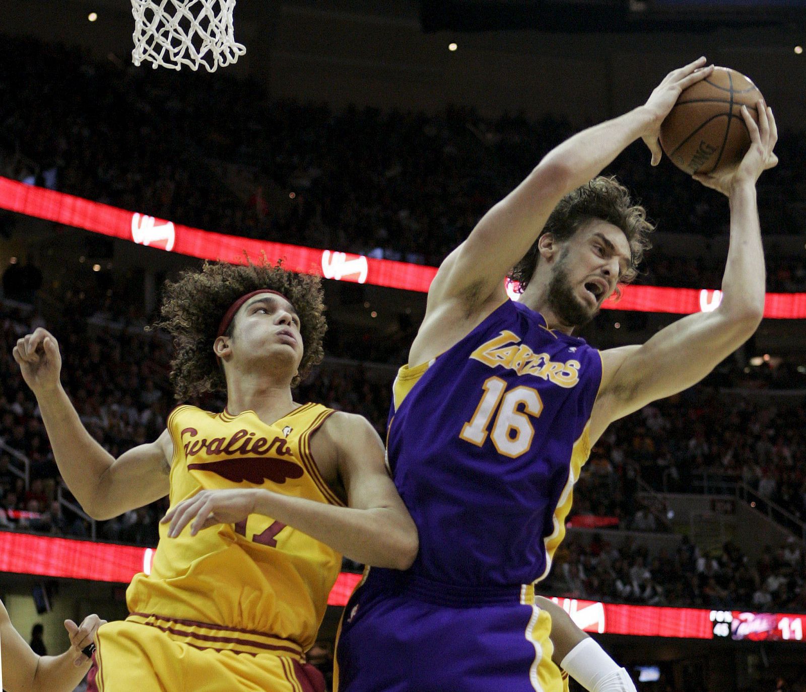 El jugador español Pau Gasol (d) de los Lakers de Los Ángeles en acción ante la marca del brasileño Anderson Varejao (i) de los Cavaliers de Cleveland