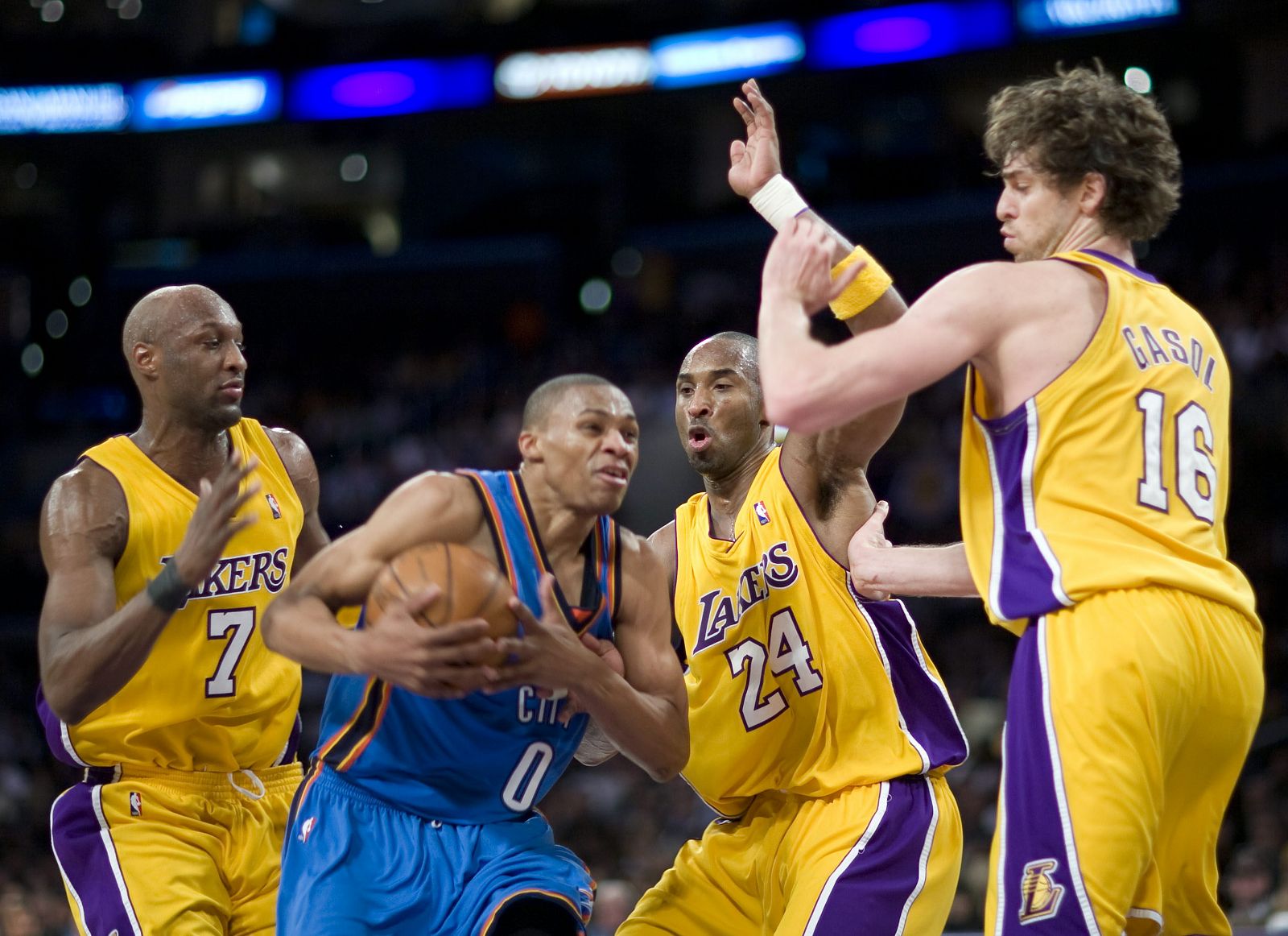 Lamar Odom, Kobe Bryant y Pau Gasol defienden ante el ataque de Russel Westbrook de los Thunder de Oklahoma.