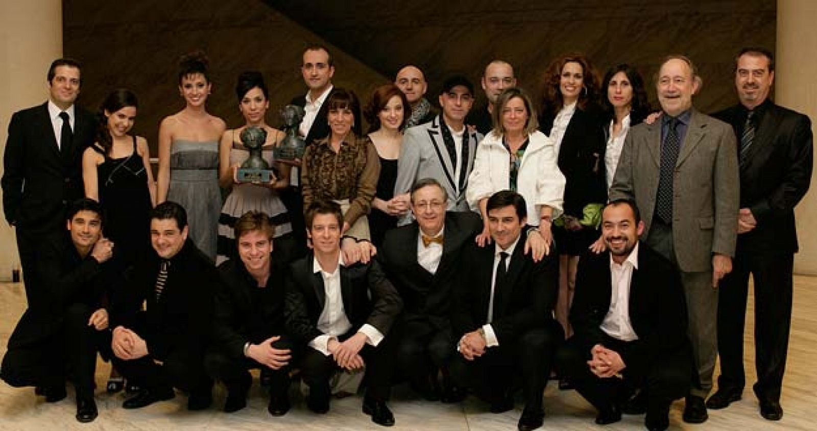 Los actores de la cuarta temporada de "Amar en tiempos revueltos" posan con el premio