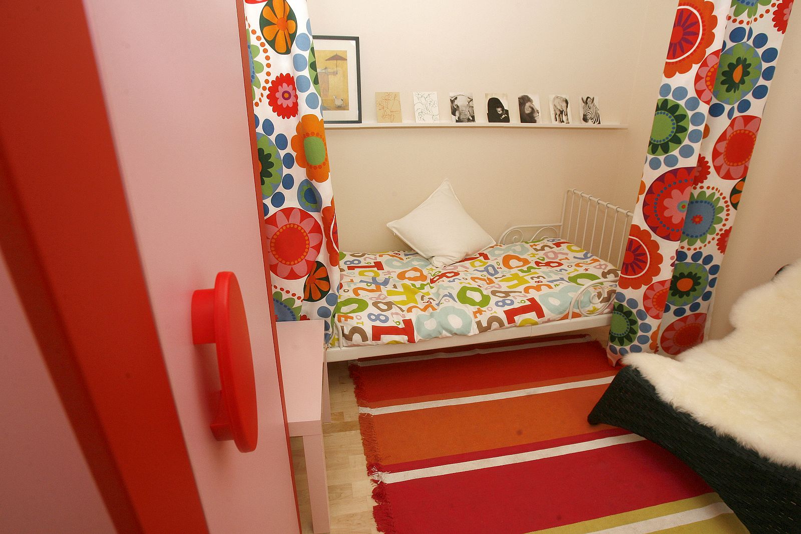 Una habitación decorada con edredon de Ikea