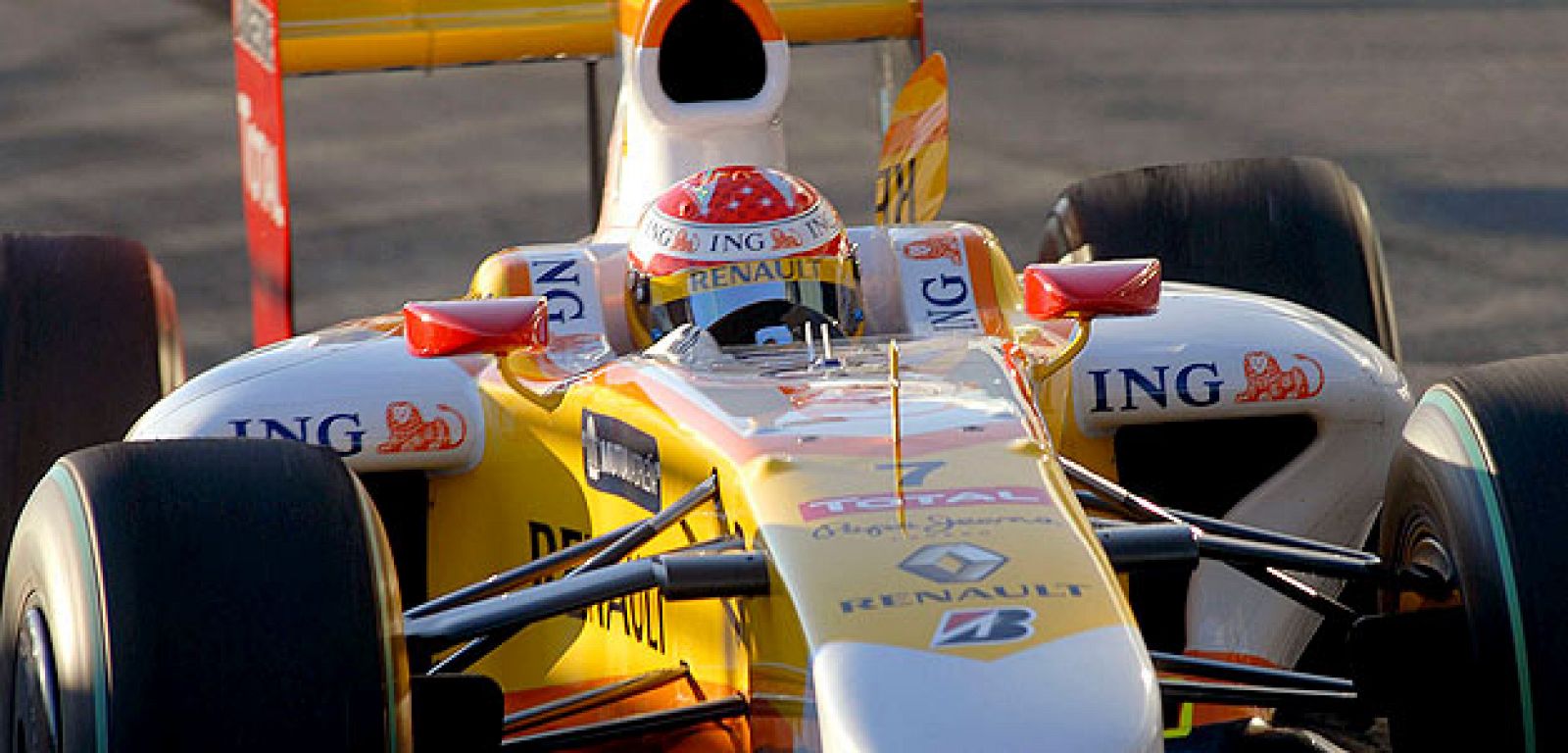 Alonso durante los entrenamientos de pretemporada de Fórmula Uno que se llevan a cabo en el Circuito de Jerez