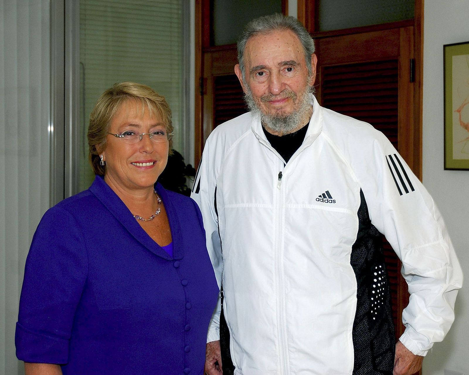 El líder cubano, Fidel Castro, junto a la presidenta de Chile, Michelle Bachelet, tras la reunión que mantuvieron en La Habana, en el marco de la visita oficial