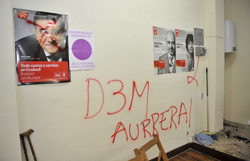 RADICALES ACCEDEN A SEDE PSE-EE ELORRIO Y PINTAN Y DESTROZAN SU INTERIOR
