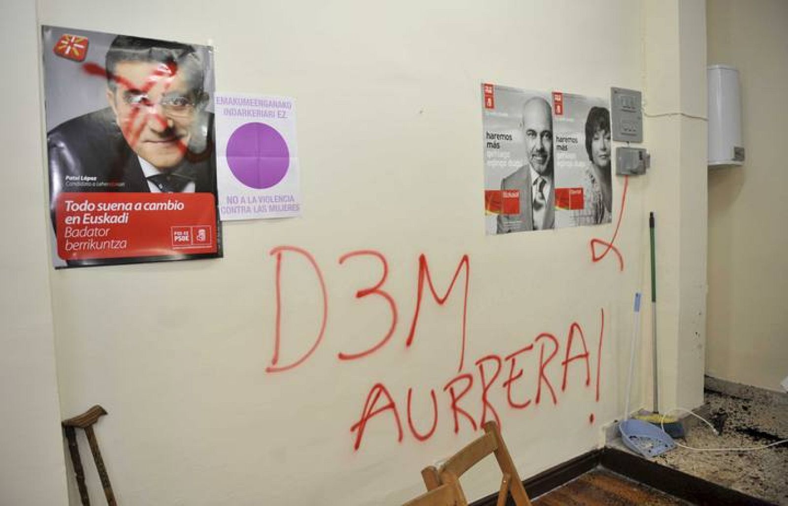 RADICALES ACCEDEN A SEDE PSE-EE ELORRIO Y PINTAN Y DESTROZAN SU INTERIOR