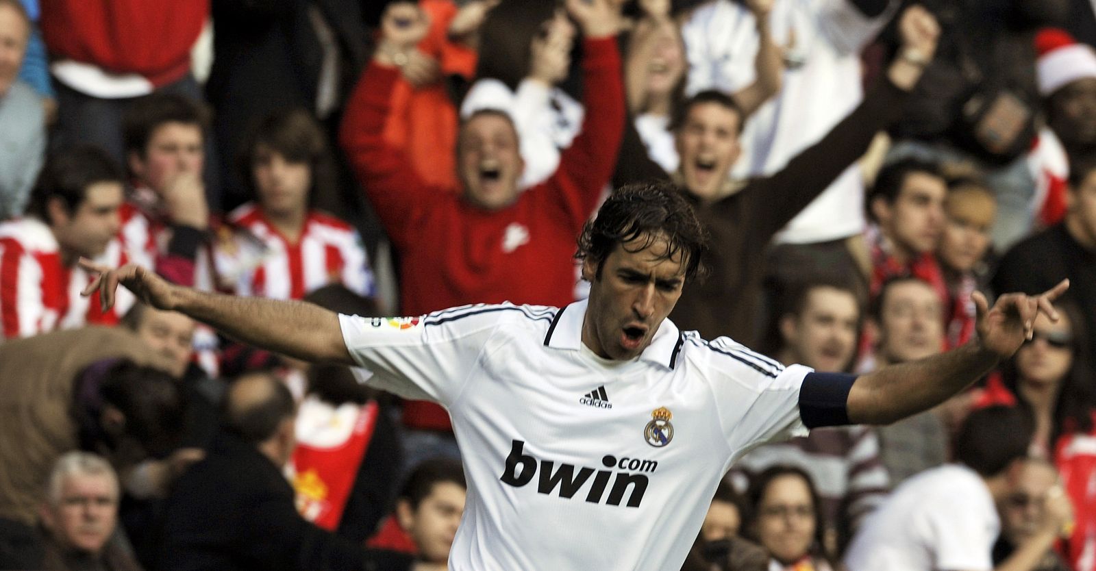 El capitán del Real Madrid, Raúl González, es el máximo goleador en la historia del equipo blanco.