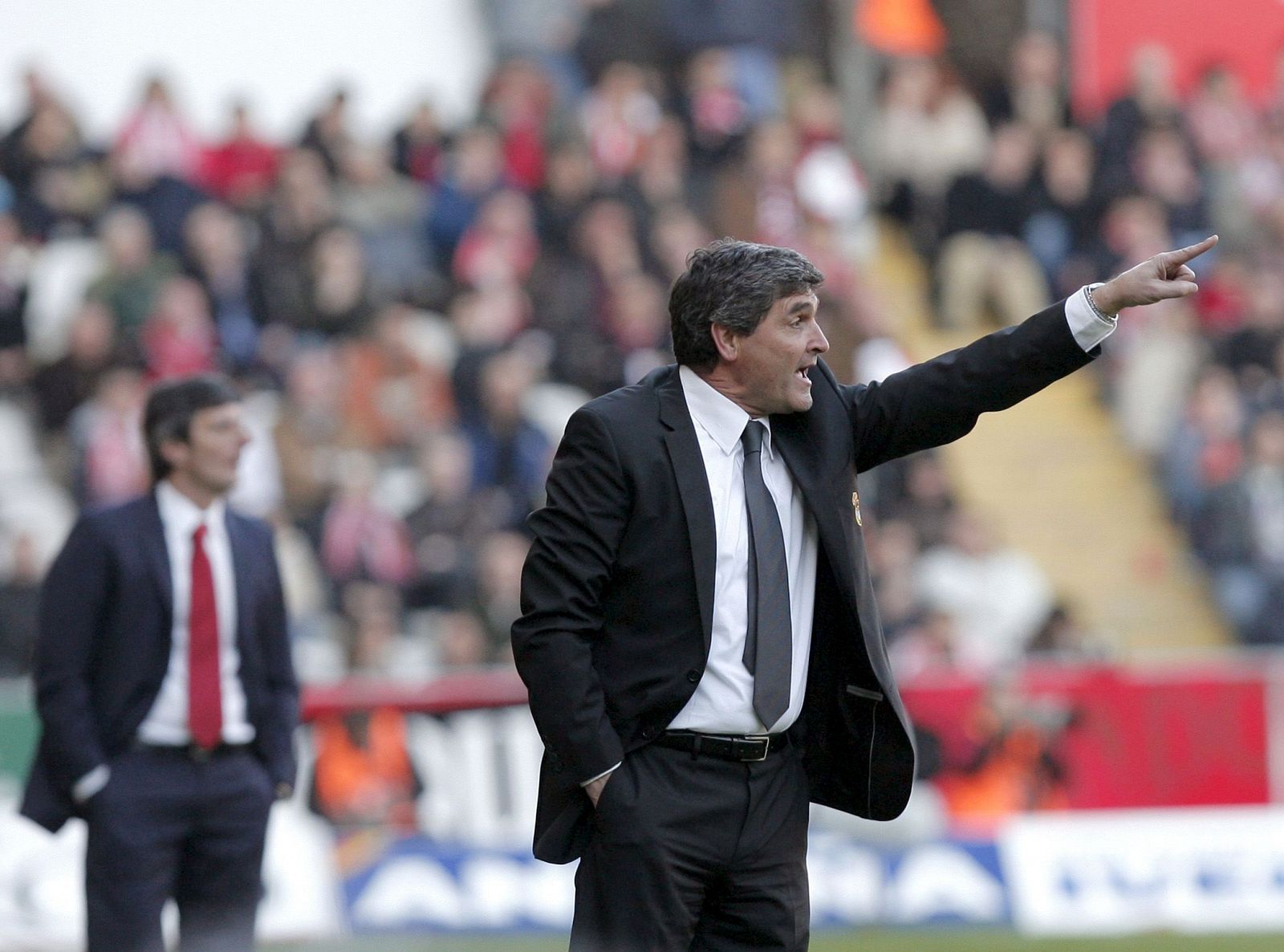 El entrenador del Real Madrid, Juande Ramos, da instrucciones desde la banda.