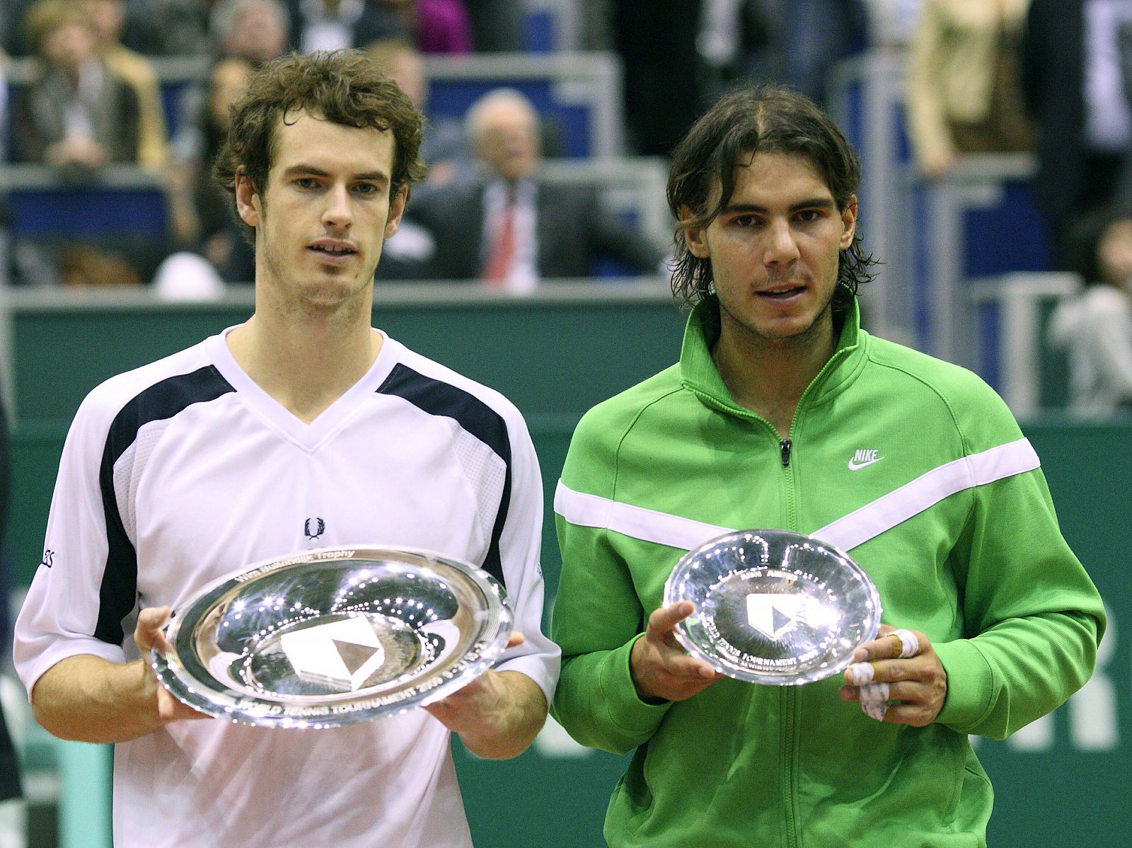 Andy Murray y Rafael Nadal posan con sus trofeos tras la final del torneo de Rotterdam.