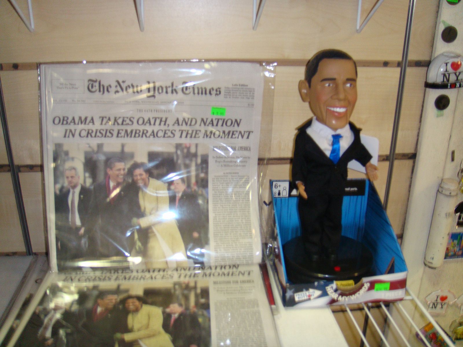 Un muñeco de Obama y un ejemplar para el recuerdo de 'The New York Times'.