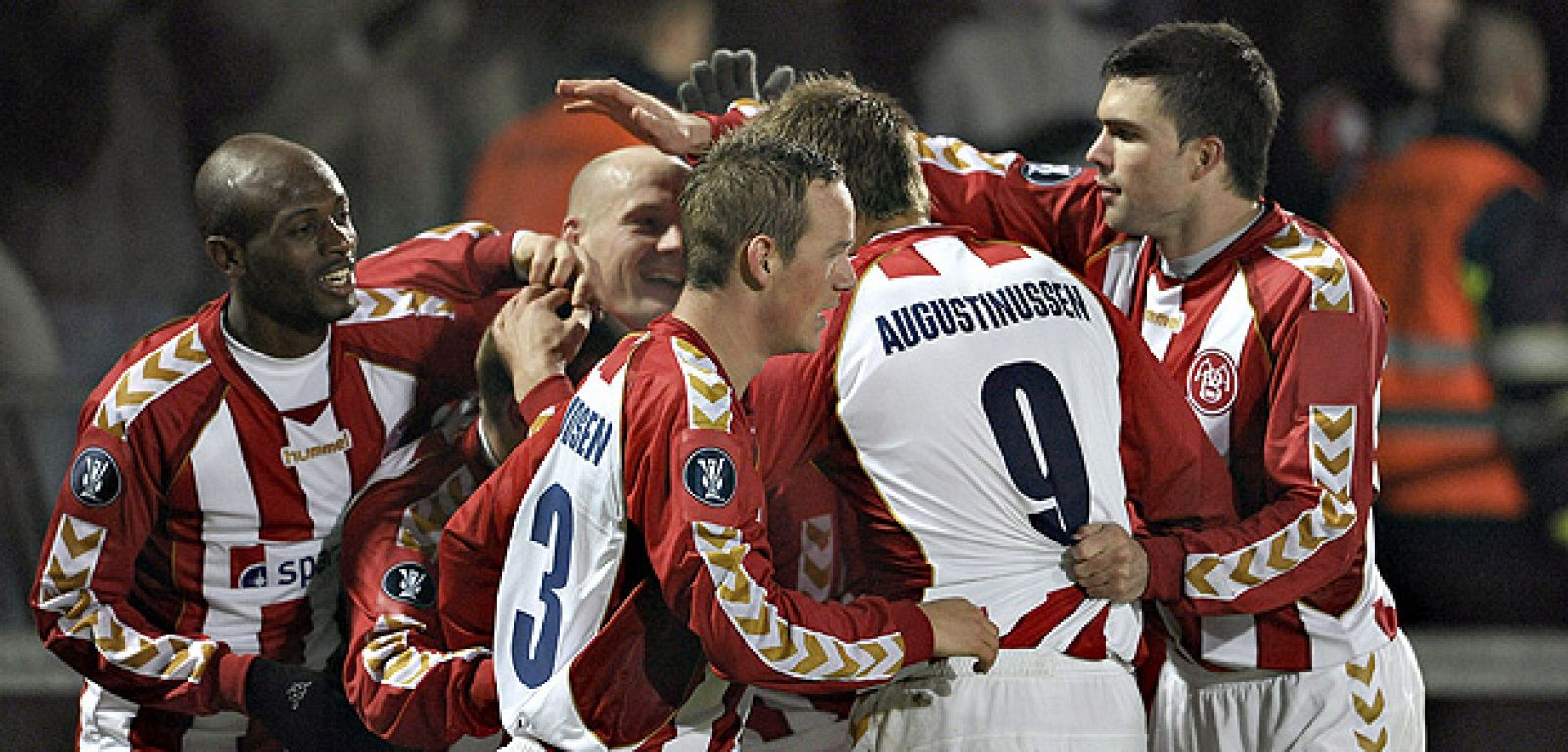 Jugadores del Aalborg celebran un gol ante Deportivo de La Coruña.