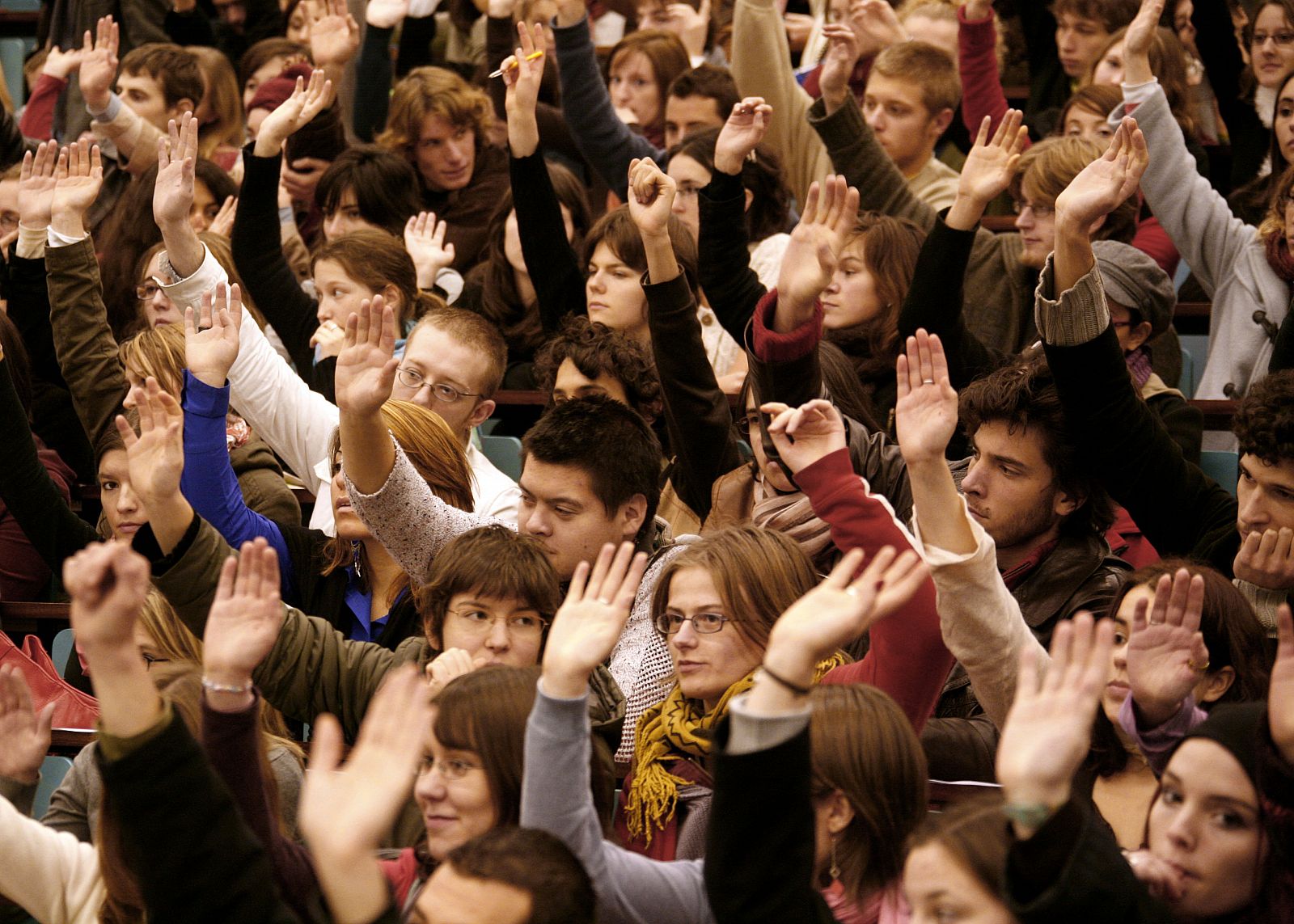 Una asamblea de estudiantes universitarios.