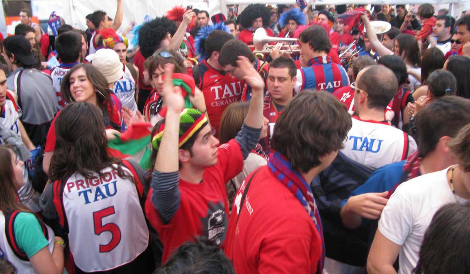 ¡La Copa es una fiesta!. Aficionados del Baskonia calientan motores en una carpa instalada por los vitorianos antes del enfrentamiento contra el Málaga