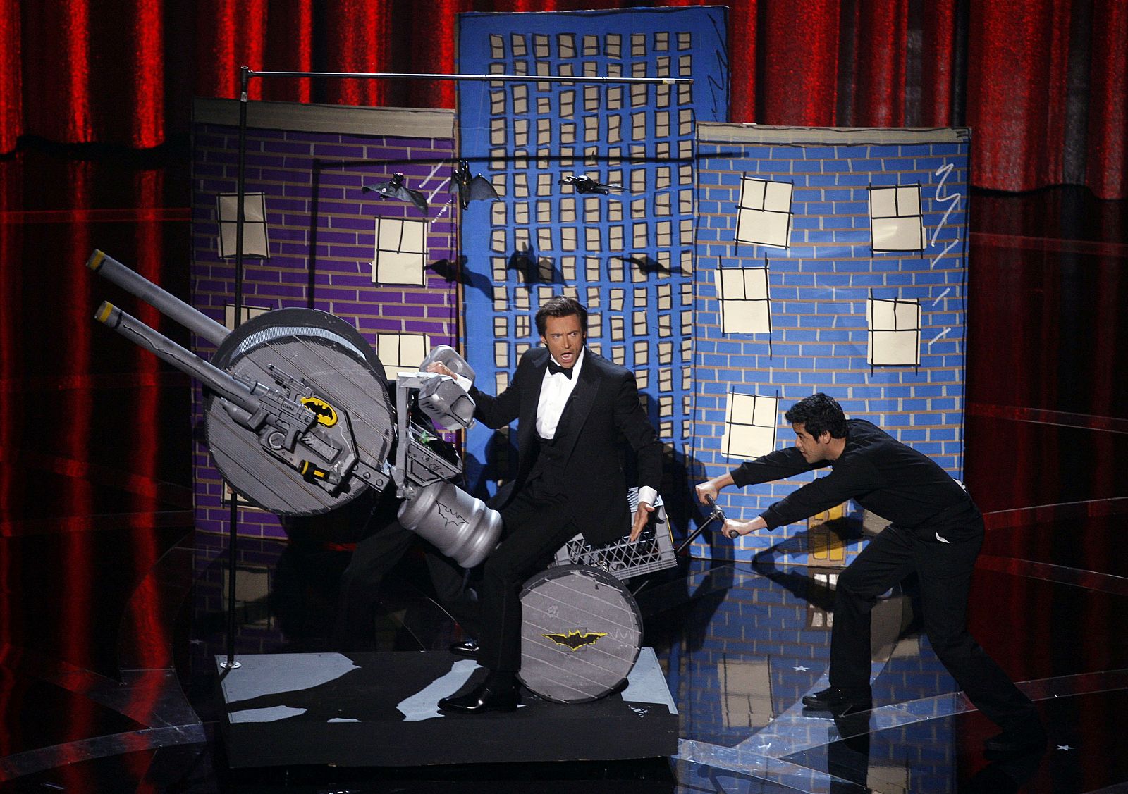 Hugh Jackman actúa en su monólogo de apertura de la gala de los Oscar de 2009.