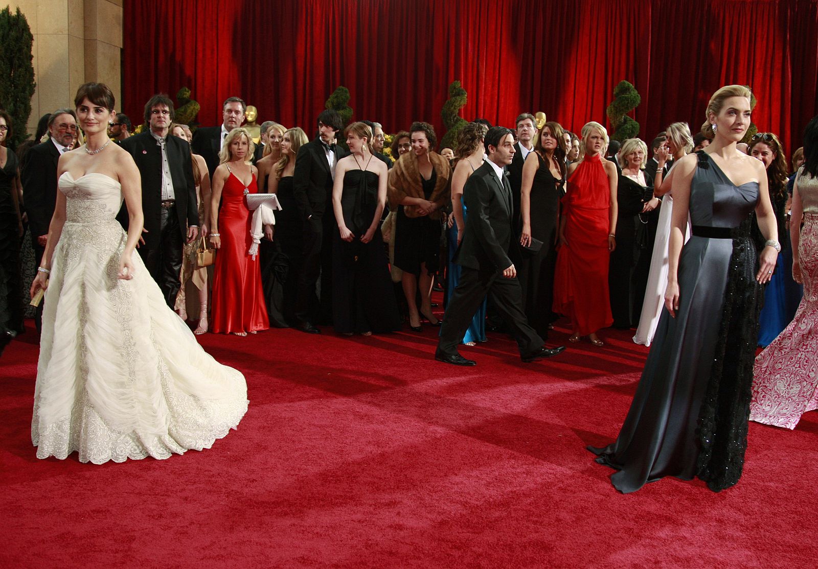 Penélope Cruz y Kate Winslet, grandes protagonistas de la noche, sobre la alfombra roja.