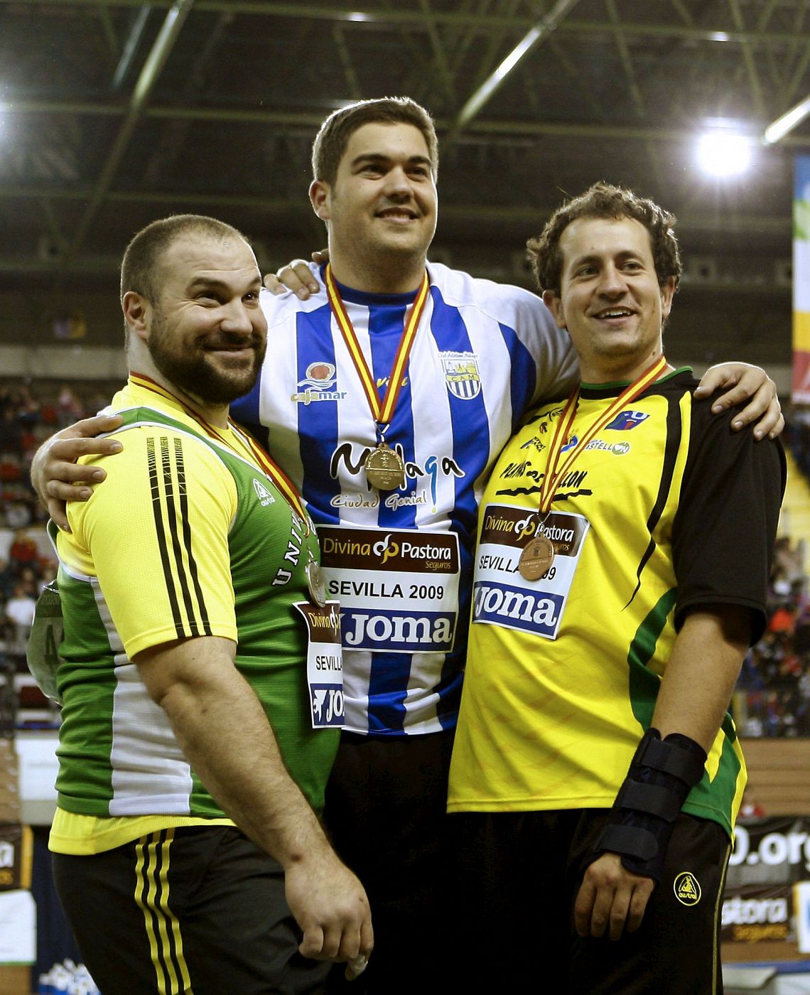 Borja Vivas (c), campeón de España de Peso en pista cubierta, junto a Manuel Martínez (i) y Om Prakash (d).