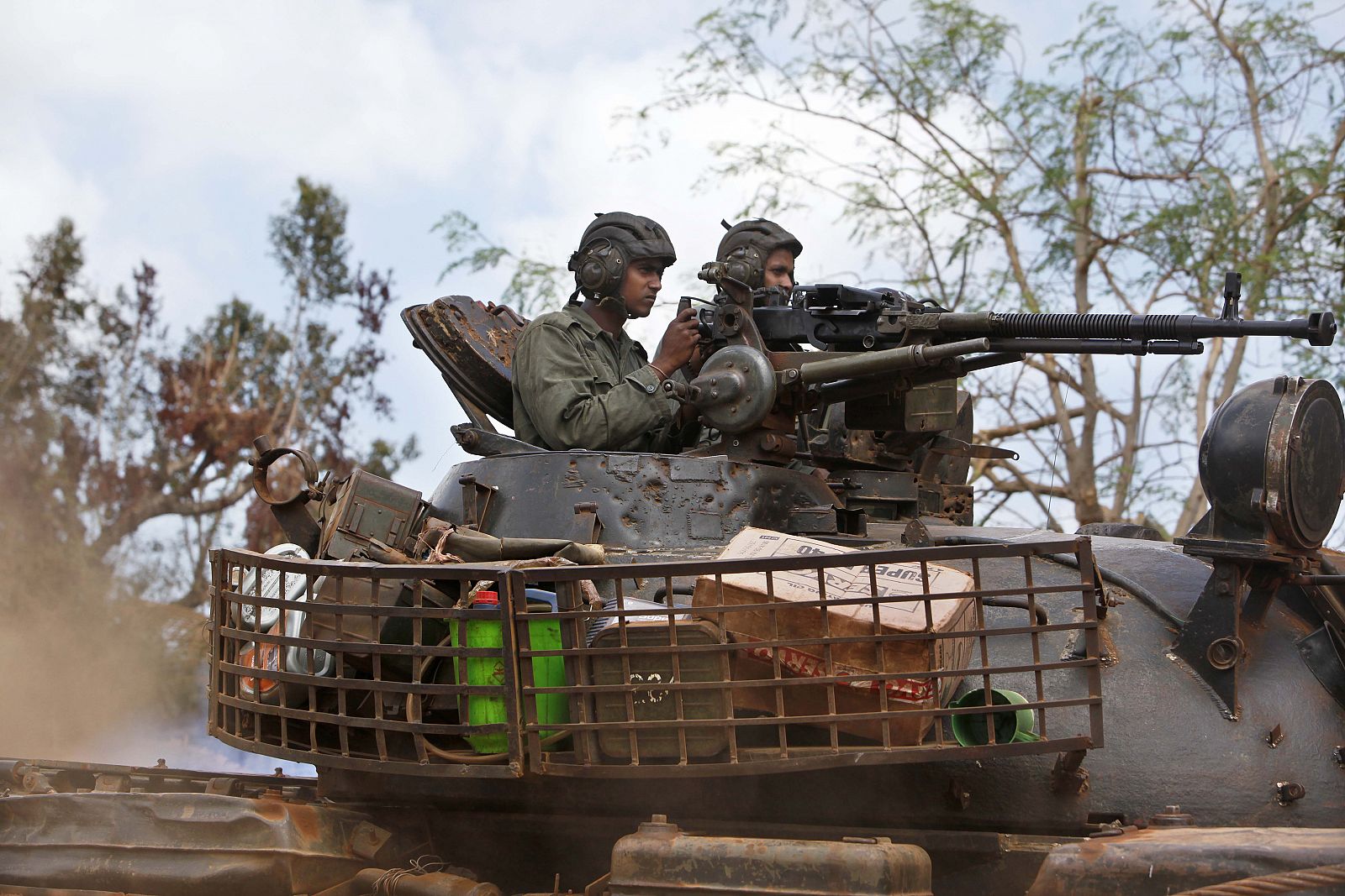 Un tanque de la tripulación conduce hacia el oeste de la actual línea de frente en la lucha contra los Tigres de Liberación de Tamil