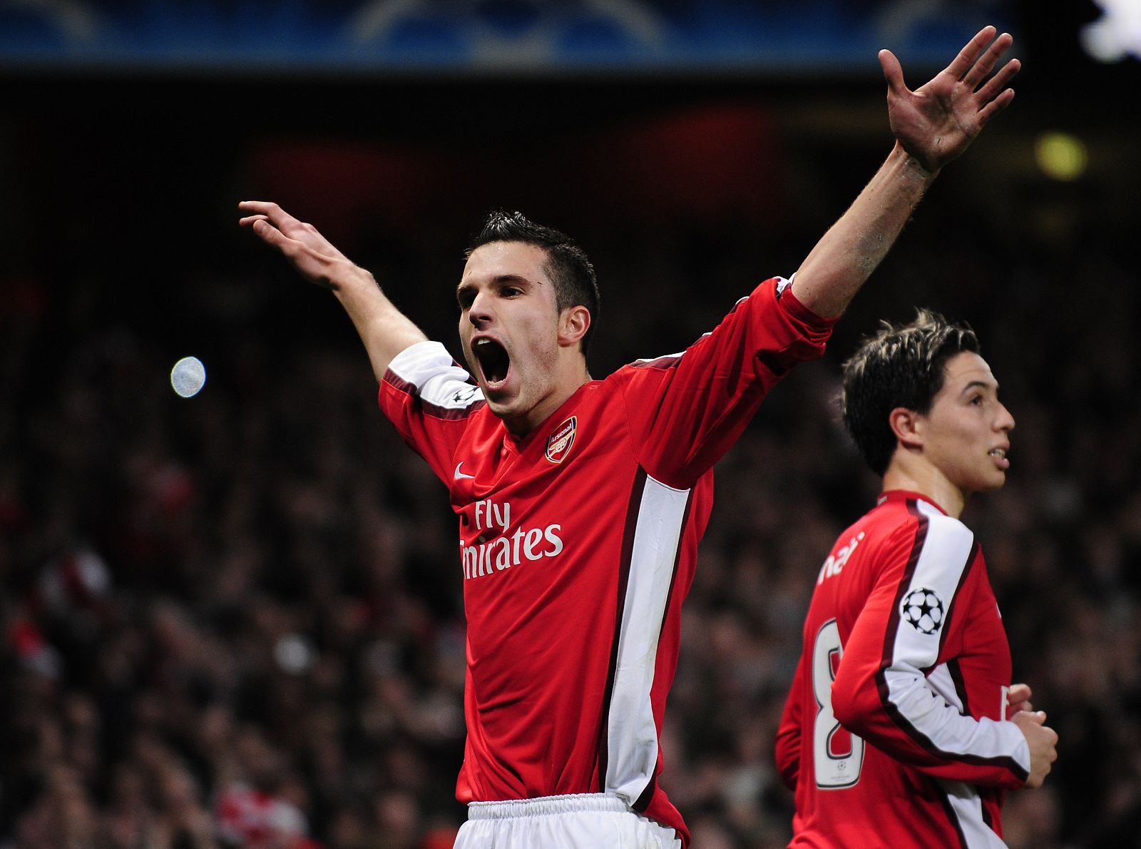 El delantero del Arsenal, Van Persie, celebra su gol marcado ante la Roma.