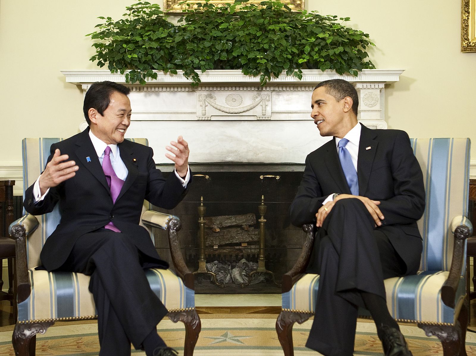 Taro Aso y Barack Obama ante la chimenea del Despacho Oval.