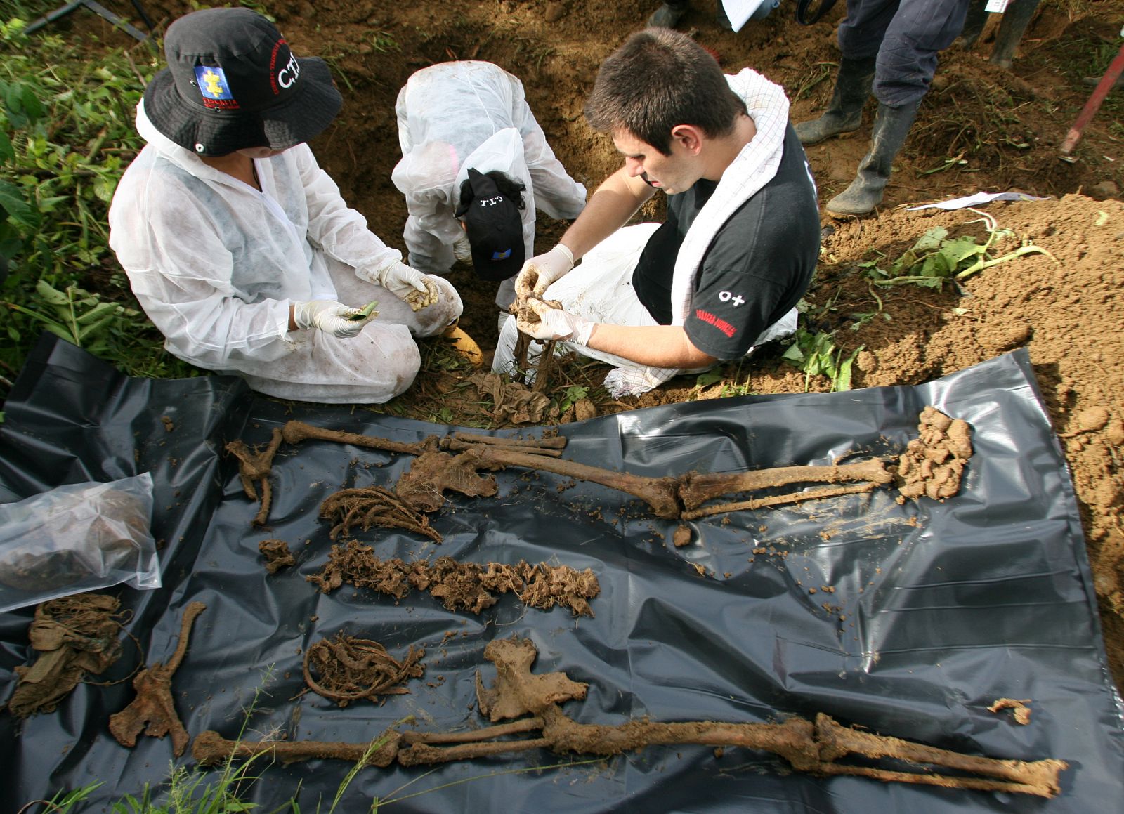 Los forenses colombianos trabajan con los huesos encontrados en La Dorada en Colombia