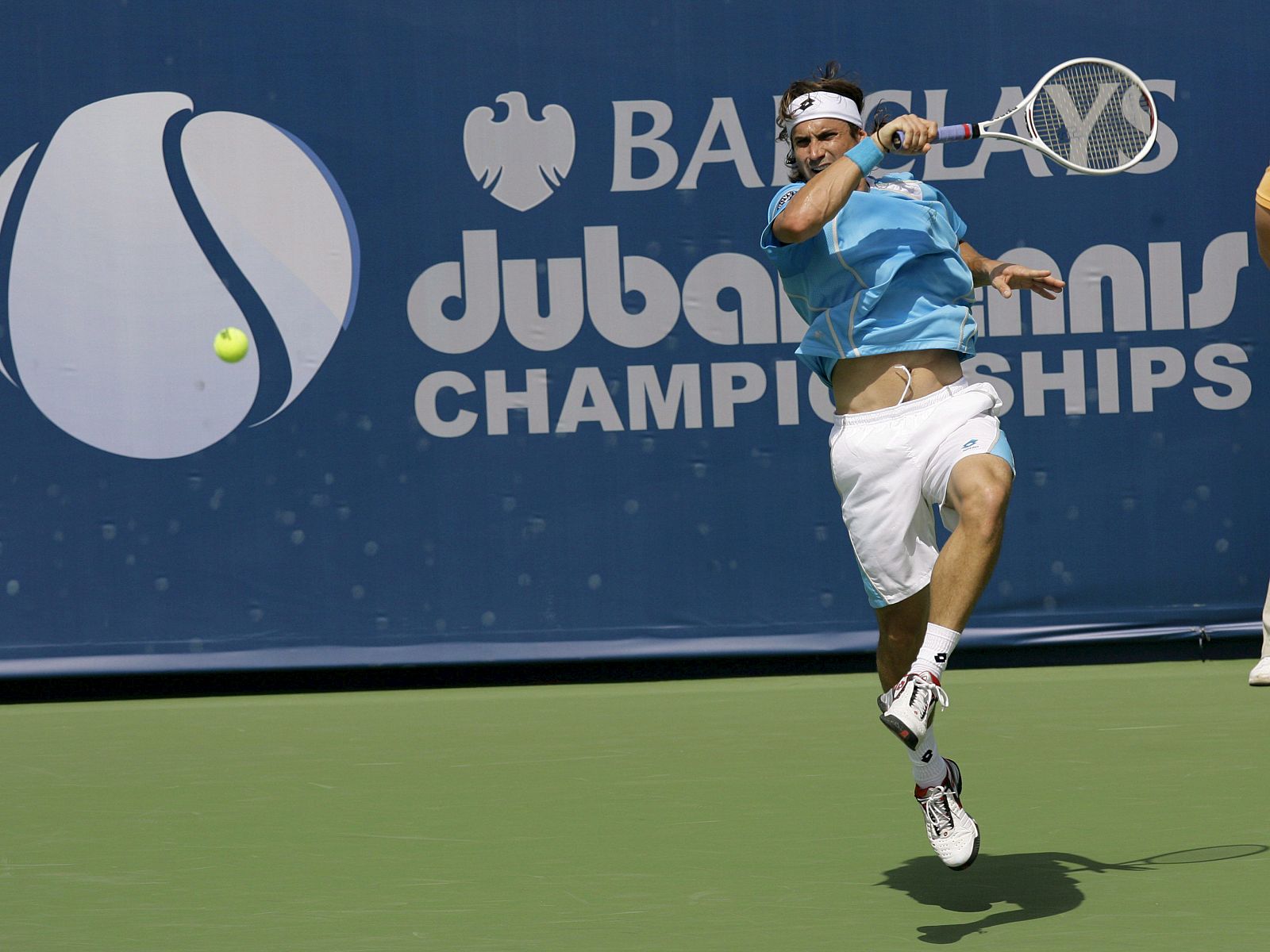 El tenista español David Ferrer devuelve la bola al alemán Philipp Kohlschreiber.